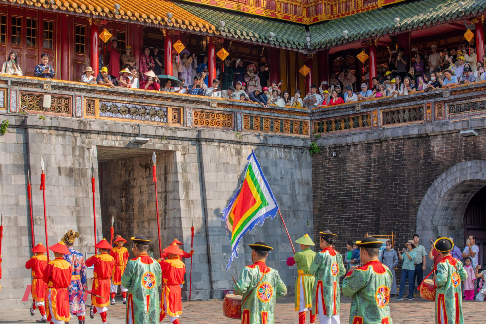 Trung tâm Bảo tồn Di tích cố đô Huế cho biết, chính sách miễn phí vé tham quan di tích Huế được triển khai nhân dịp kỷ niệm Ngày Giải phóng Huế 26/3 nhằm tạo điều kiện để người dân và du khách trong nước tiếp cận, tìm hiểu sâu hơn các giá trị văn hóa - lịch sử đặc sắc của di sản Huế