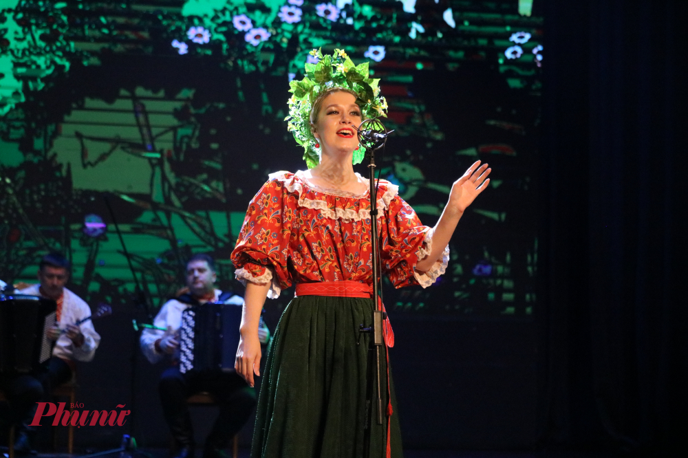 Nghệ thuật dân gian Nga được thể hiện sinh động qua từng khung hình sân khấu.