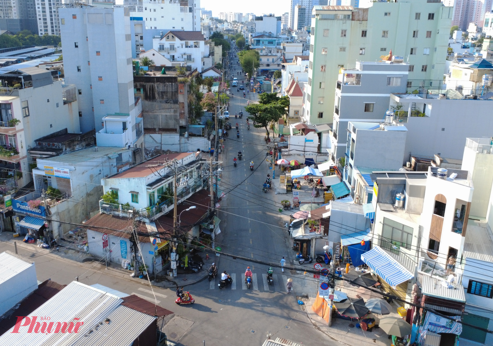 Theo Ban Giao thông, số trường hợp đã bàn giao mặt bằng mới đạt 55%, dự án cũng cần bố trí tái định cư cho khoảng 40 trường hợp, trong khi hiện đã có 55 căn hộ được chuẩn bị. Quá trình triển khai dự án vẫn còn một số khó khăn lớn, trong đó, việc chưa hoàn tất phê duyệt giá bán nhà ở tái định cư đang ảnh hưởng đến tiến độ di dời, bàn giao mặt bằng.