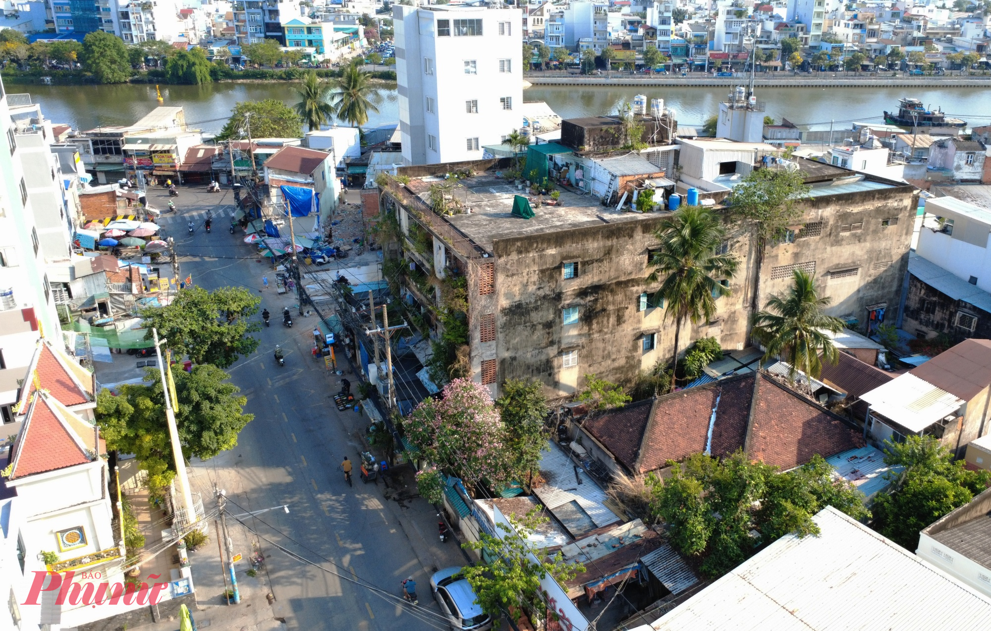 Bên cạnh đó, công tác kiểm định kết cấu cư xá Cảng (số 13 Nguyễn Khoái) chưa được thực hiện, gây chậm trễ trong việc xác định phương án bồi thường. Hệ thống điện trong khu vực cũng chưa được ngầm hóa, cần tháo dỡ và di dời để phục vụ thi công.