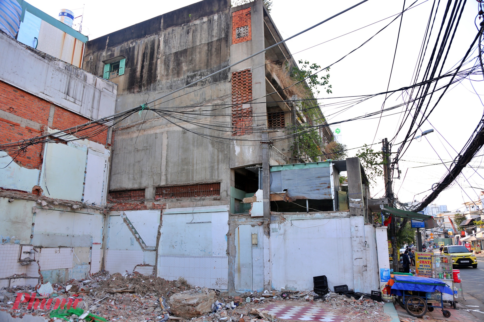 Nhà bên trái (hướng về kênh Tẻ) đã hoàn tất giải tỏa, nhưng tòa nhà cư xá Cảng vẫn chưa thể di dời do đang vướng mắc kiểm định 