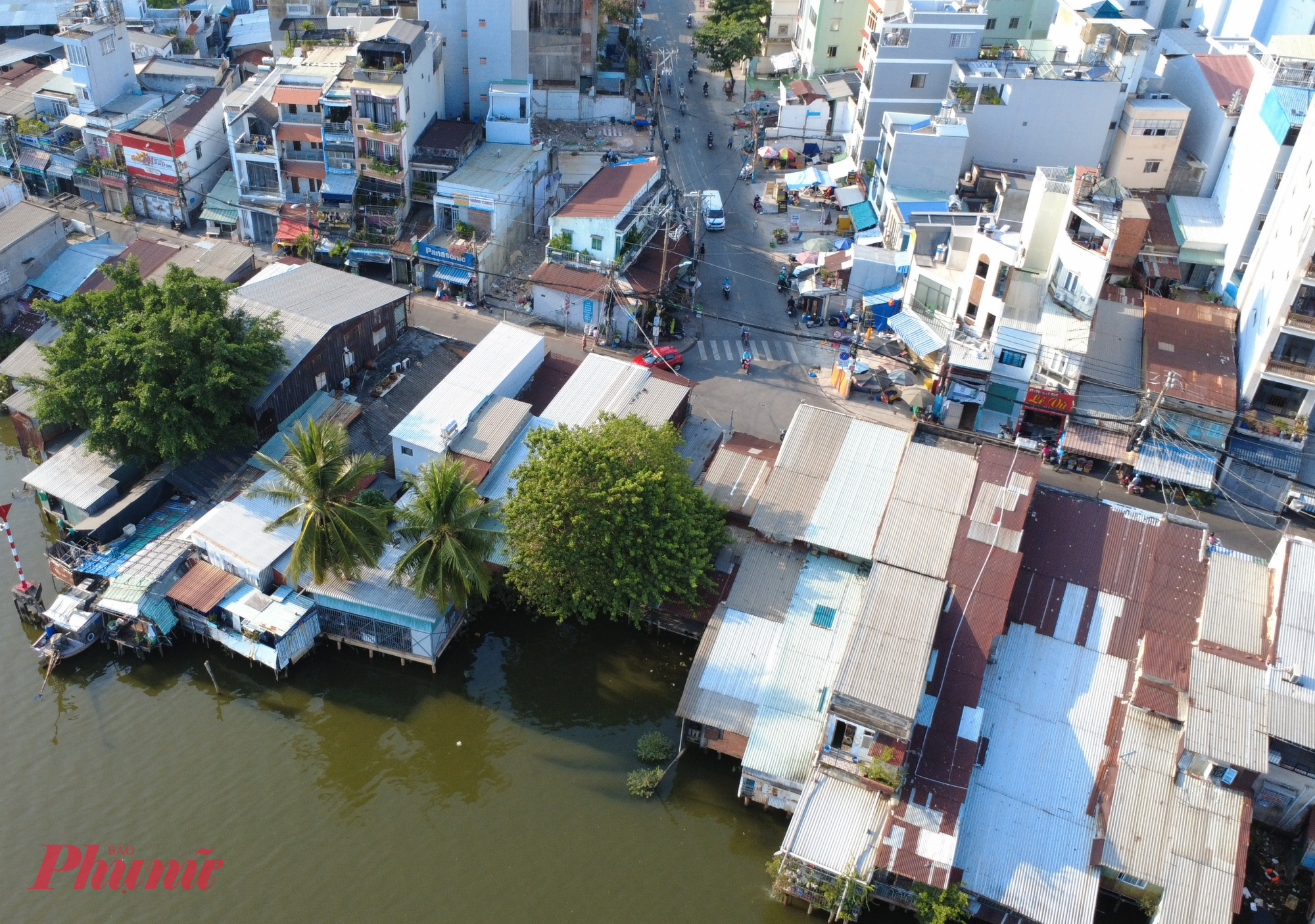 Để tháo gỡ, các đơn vị được lãnh đạo UBND TPHCM yêu cầu khẩn trương hoàn tất thủ tục liên quan đến tái định cư, kiểm định chung cư cũ, đồng thời phối hợp với ngành điện lực để triển khai ngầm hóa lưới điện trong quý II/2026.