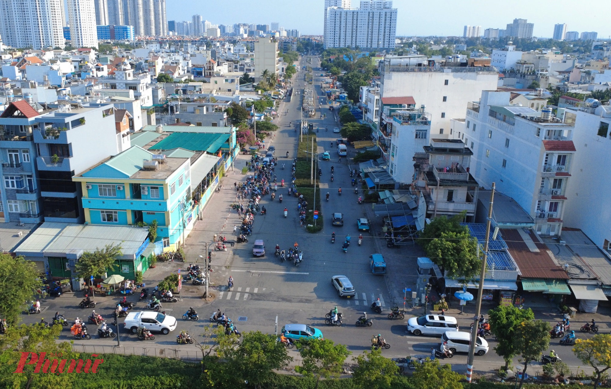 Dự án đã được khởi công từ tháng 12/2025 với một số hạng mục bước đầu. Gói thầu xây lắp phần nhịp dẫn phía Quận 7 hiện đã triển khai đúc cấu kiện, đạt khoảng 50% khối lượng các hạng mục như hào kỹ thuật, hầm ga.