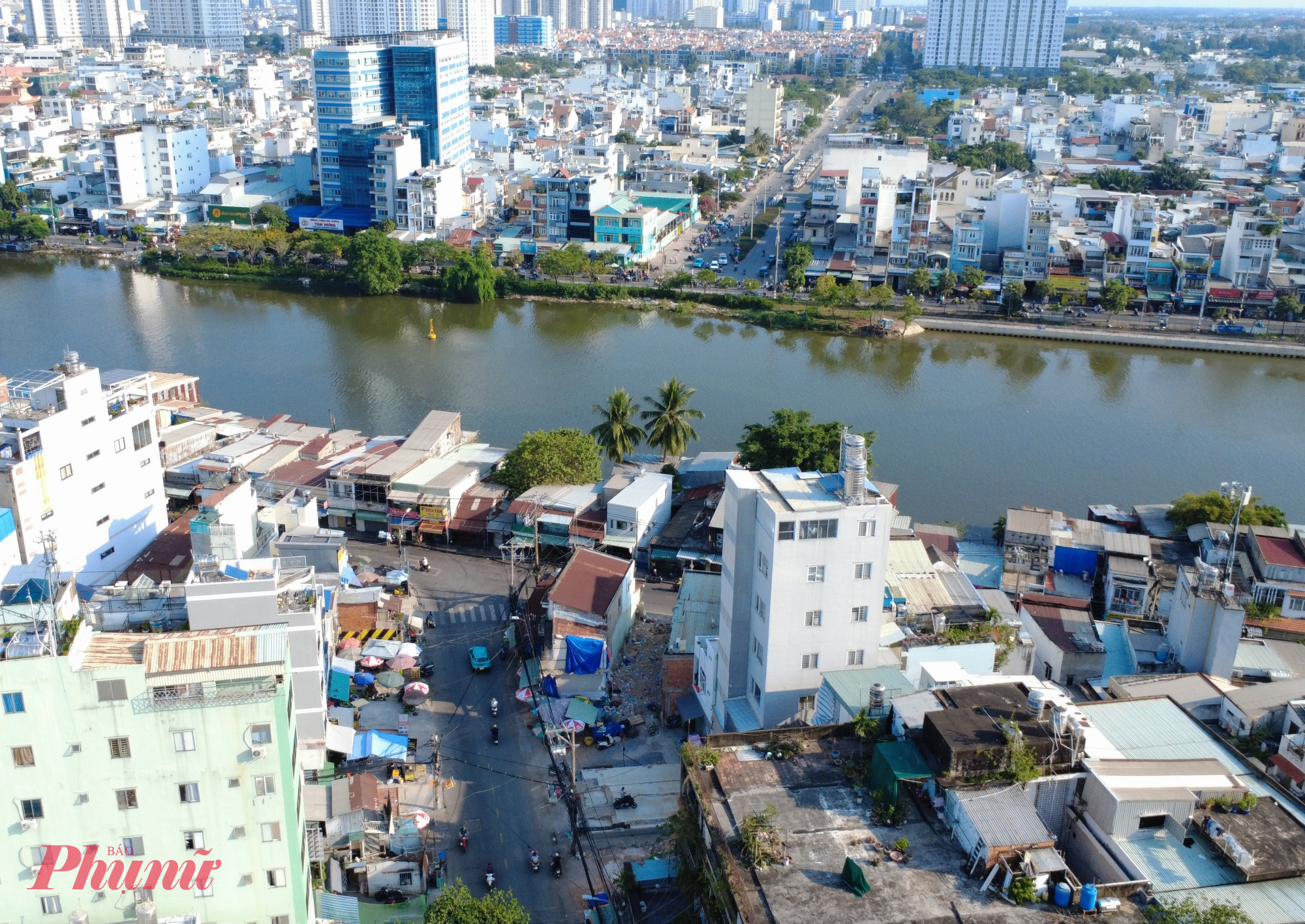 Trong chuyến kiểm tra hiện trường gần đây, Chủ tịch UBND TPHCM Nguyễn Văn Được nhận định việc chia nhỏ dự án thành nhiều gói thầu là “quá nhiều”, gây khó khăn trong điều phối, giảm hiệu quả thi công và tiềm ẩn nguy cơ kéo dài tiến độ. Lãnh đạo TPHCM đã yêu cầu các đơn vị liên quan khẩn trương rà soát, gộp các gói thầu để tập trung đầu mối quản lý, từ đó tăng tốc triển khai dự án.