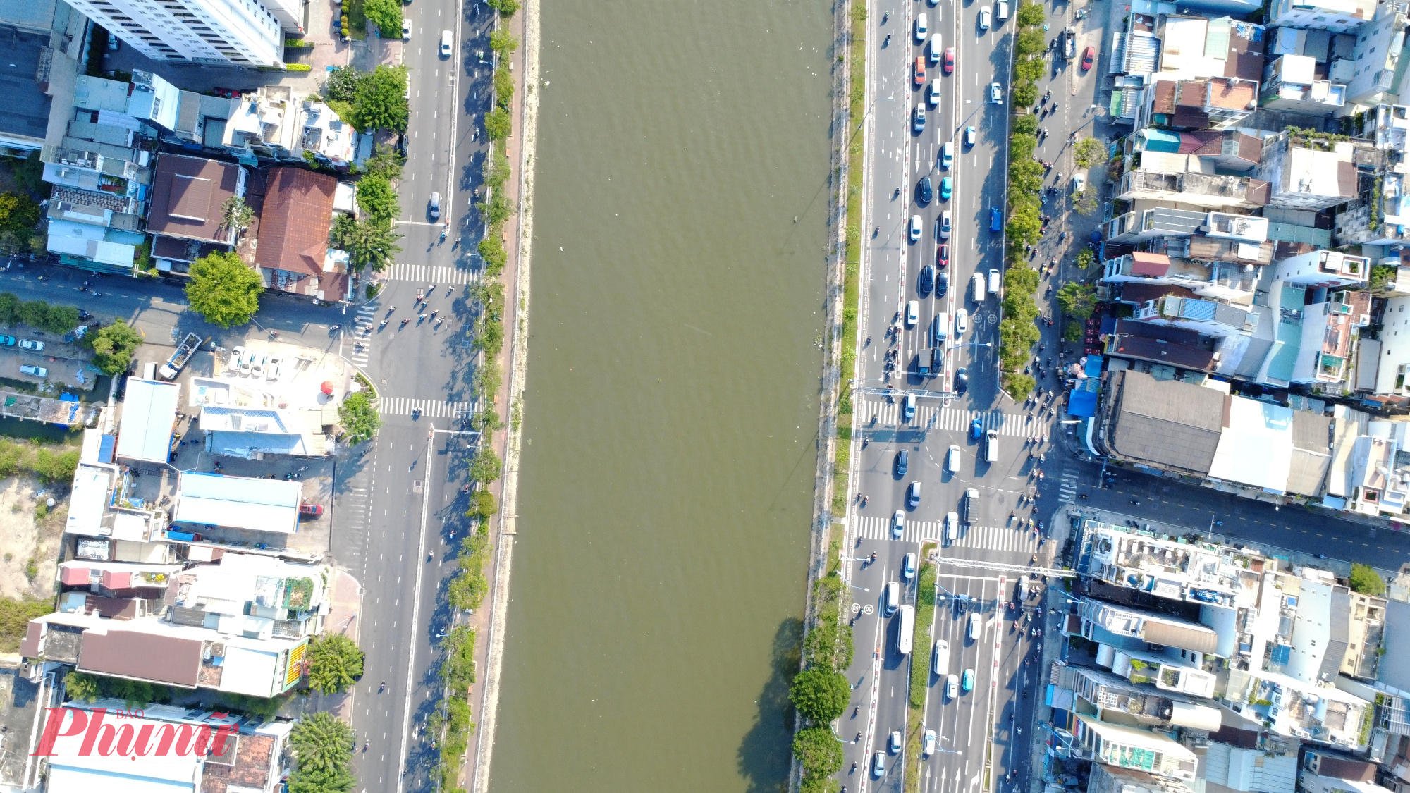 Ngoài ra, công trình còn mở rộng đường Võ Văn Kiệt đoạn dài gần 863m, kết hợp xây dựng hệ thống thoát nước, chiếu sáng, cây xanh, hào kỹ thuật và tổ chức giao thông đồng bộ.