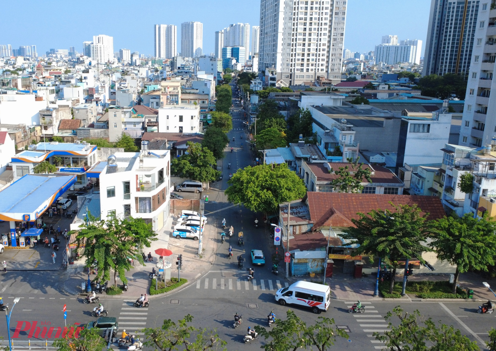 Dù là dự án có ý nghĩa lớn, nhưng thực tế triển khai đang gặp nhiều vướng mắc. Đáng chú ý, toàn bộ dự án dài khoảng 5km lại được chia thành tới 8 gói thầu xây lắp.