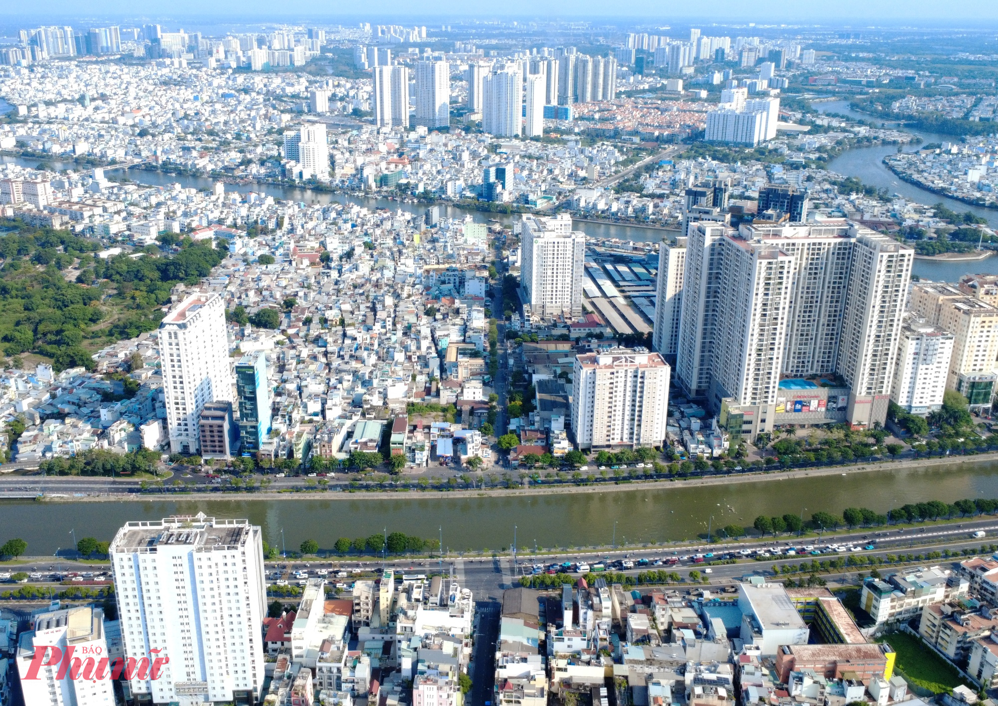 Dự án cầu đường Nguyễn Khoái có tổng mức đầu tư hơn 3.725 tỉ đồng, nối quận 7, quận 4 và quận 1 trước đây, do Ban Quản lý dự án đầu tư xây dựng các công trình giao thông TPHCM (Ban Giao thông) làm chủ đầu tư. Trong đó, chi phí bồi thường, hỗ trợ và tái định cư chiếm khoảng 1.392 tỉ đồng, chi phí xây dựng hơn 1.619 tỉ đồng.