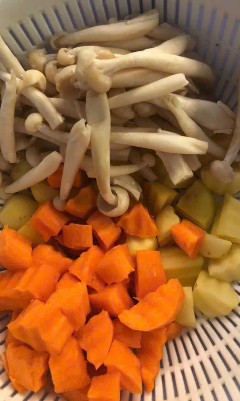 Xắn tay vào bếp cùng làm, tạo nên sự gắn kết gia đình. (ảnh: Trinh Huỳnh)