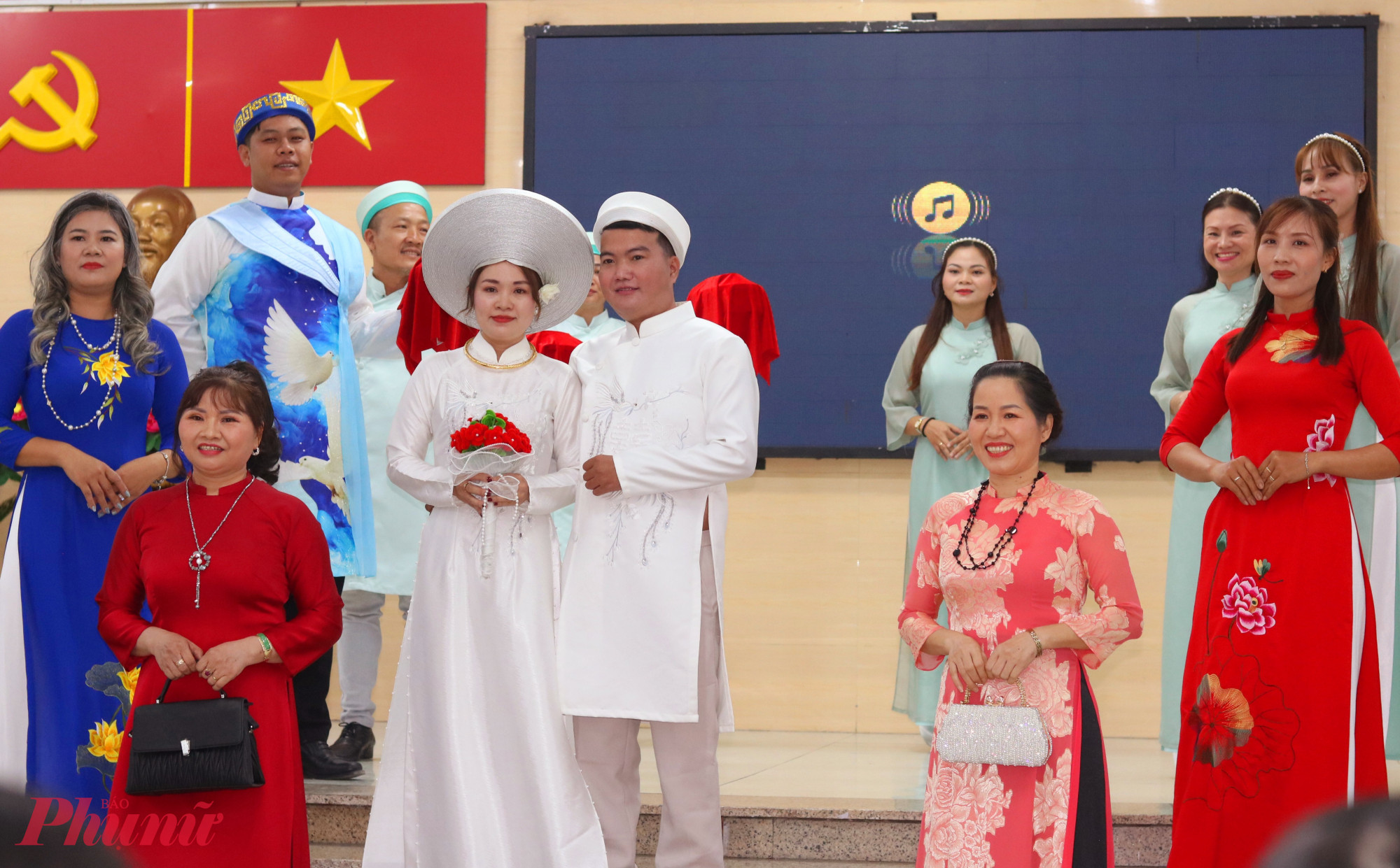 Hình ảnh tà áo dài trong ngày vui đôi lứa - Ảnh: Mẫn Nhi