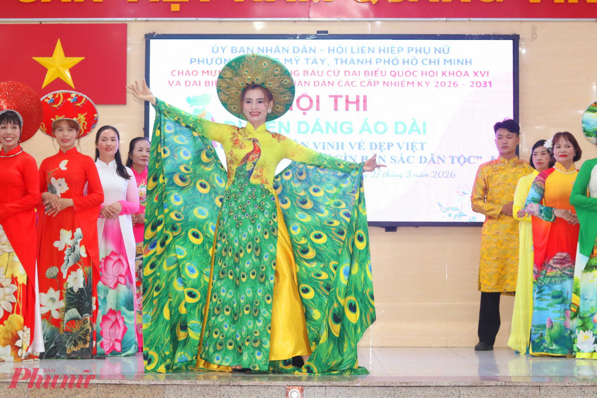 Dù có thiết kế đơn giản hay cầu kỳ, mỗi tà áo dài đều tôn lên vẻ đẹp riêng, tự tin, duyên dáng của người mặc - Ảnh: Mẫn Nhi