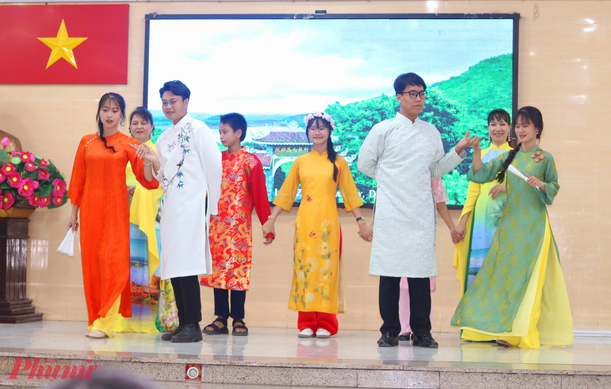 Các mẫu áo dài trẻ trung, năng động được các thí sinh mặc trình diễn tại hội thi - Ảnh: Mẫn Nhi