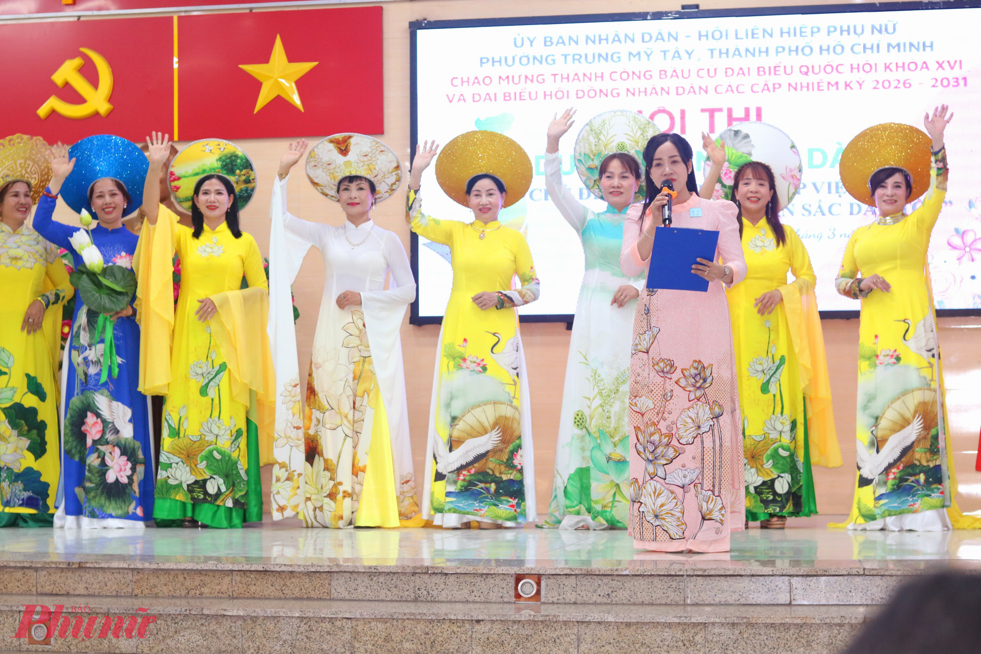 Mỗi thí sinh dự thi đều mang đến hình ảnh tươi vui, rạng rỡ. Họ cho biết, bản thân luôn tự hào mỗi khi khoác lên mình tà áo dài truyền thống - Ảnh: Mẫn Nhi