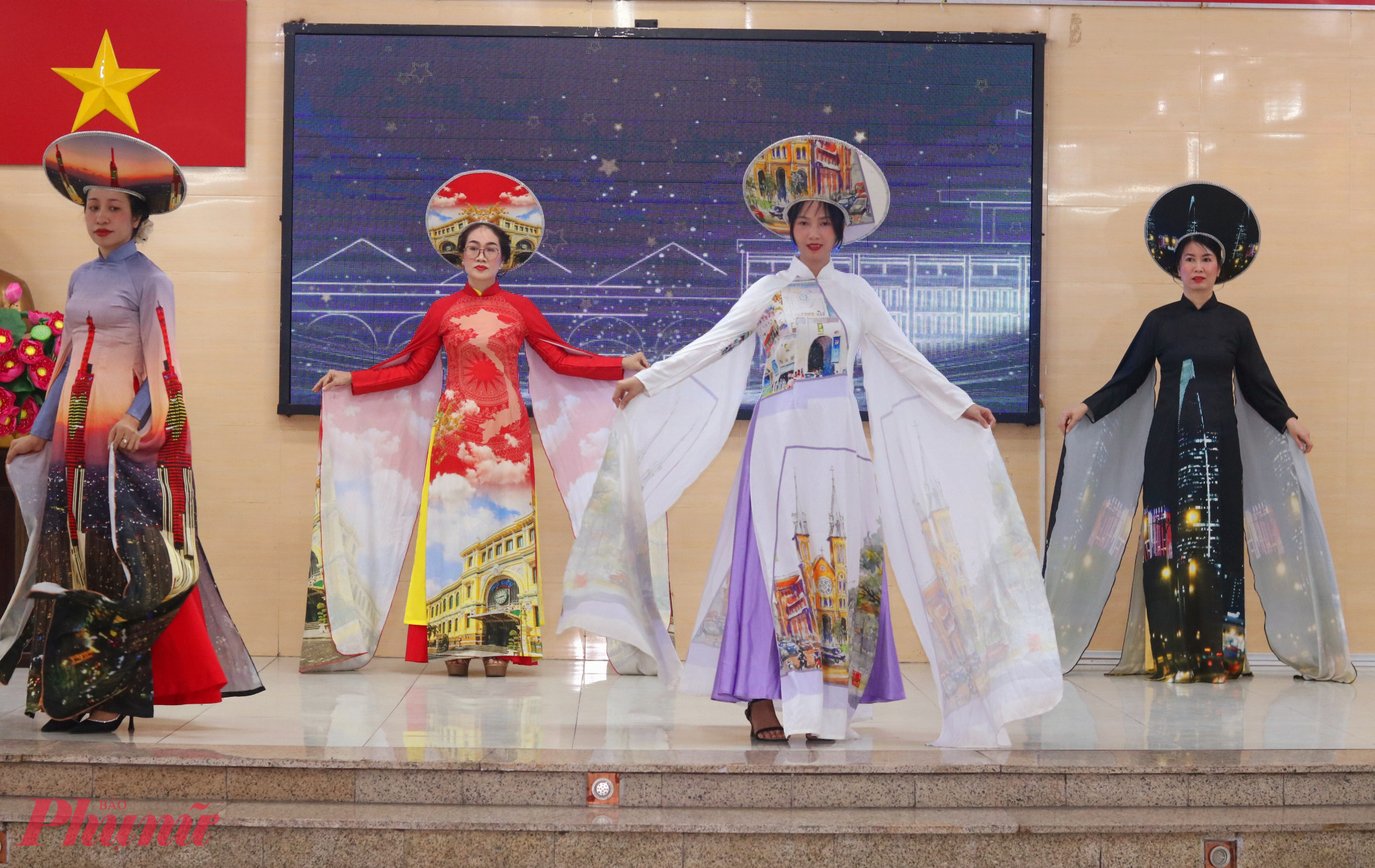 Tiết mục “Sợi tơ vàng son – 50 năm dệt nên khát vọng” của đội thi Chi hội Phụ nữ khu phố 33 - Ảnh: Mẫn Nhi