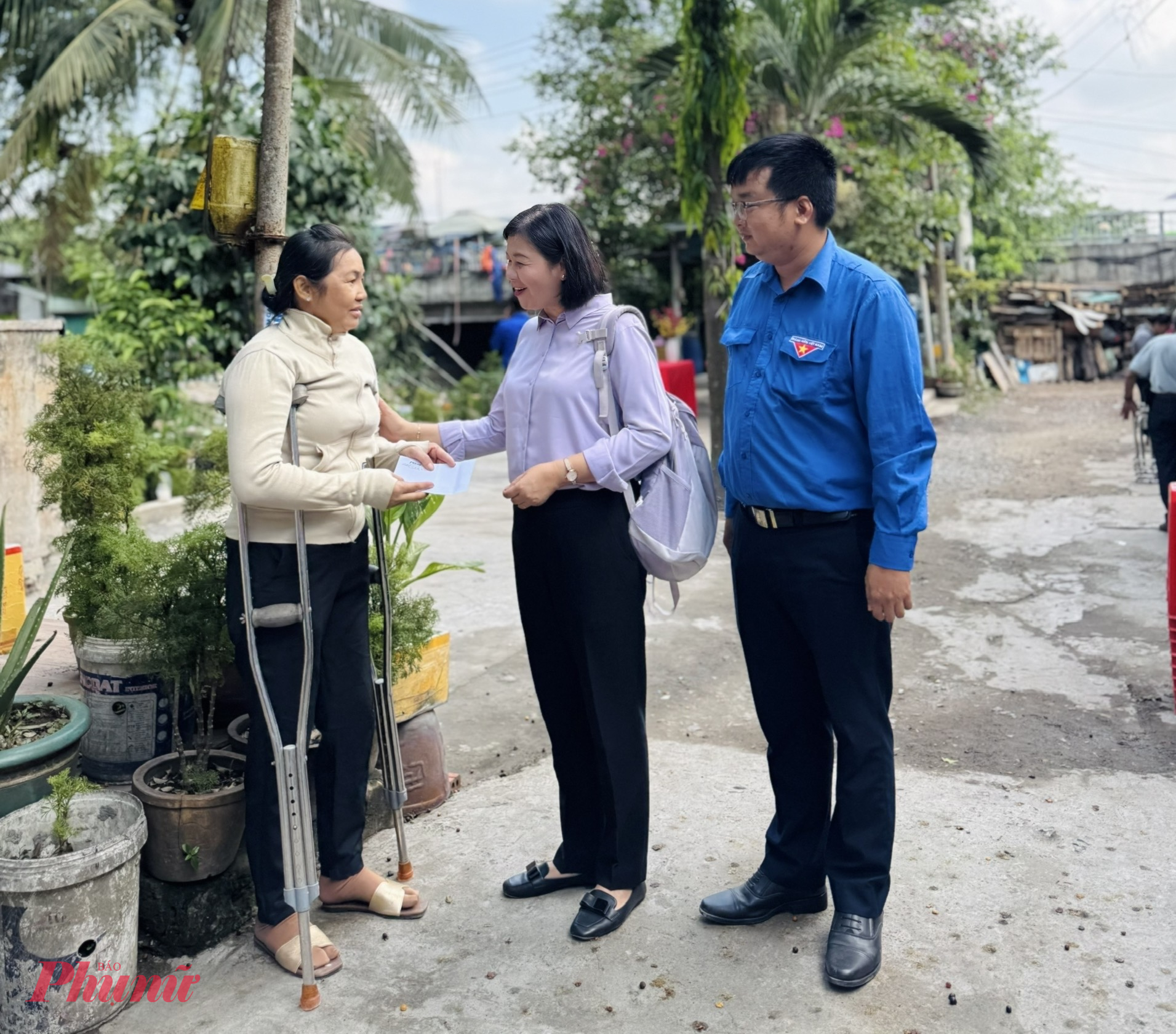 Bà Lý Việt Trung – Tổng Biên tập Báo Phụ nữ TPHCM – thăm hỏi, động viên chị Lê Hồng Diễm (ấp 1, xã Tân Nhựt), người đã nhiều năm chống chọi với bệnh ung thư xương, việc đi lại gặp nhiều khó khăn. Bà Trung mong rằng chị Diễm sẽ luôn vững tin, lạc quan trong cuộc sống, bởi phía sau chị vẫn luôn có sự quan tâm, sẻ chia của cộng đồng.