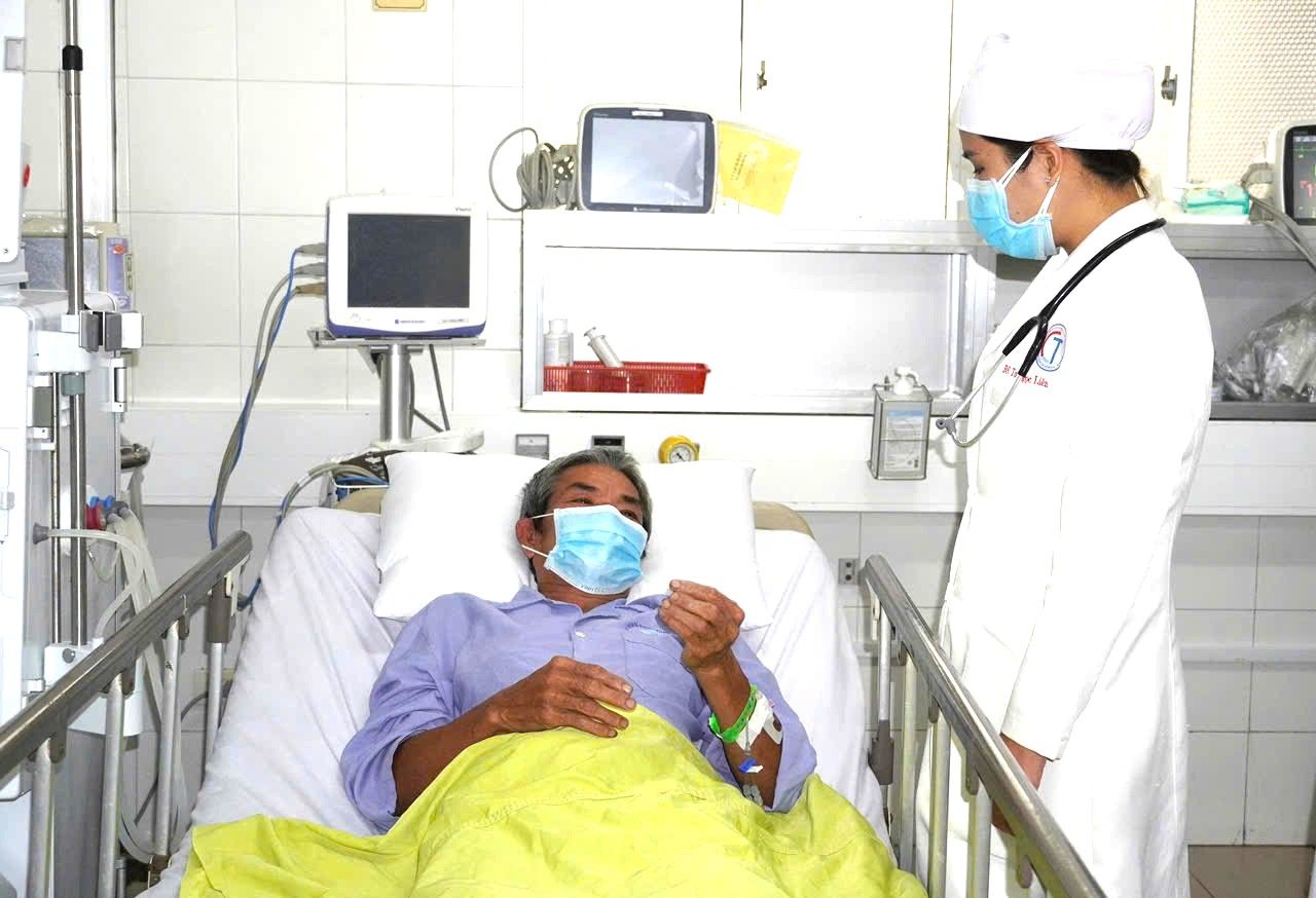 Các bác sĩ chăm sóc cho bệnh nhân, khi đã ổn định sức khỏe... Ảnh: CTV