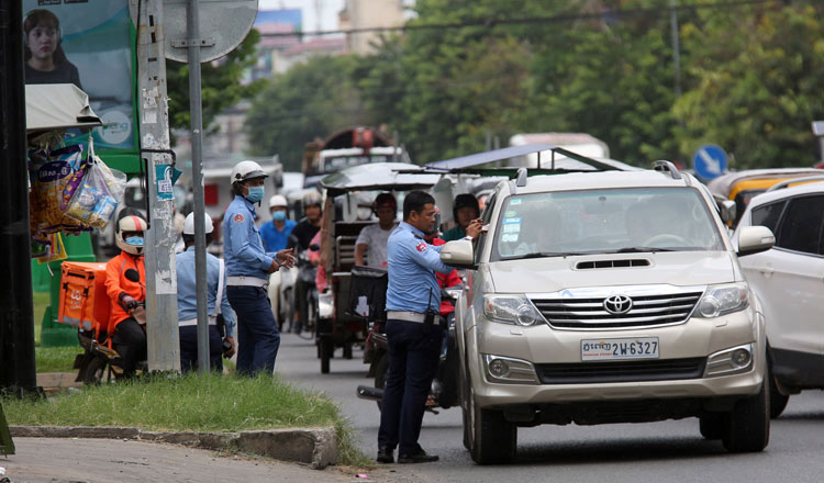 Cảnh sát chặn một phương tiện giao thông trên đại lộ Preah Sihanouk của thủ đô Phnom Penh, Campuchia - Ảnh: KT/Chor Sokunthea