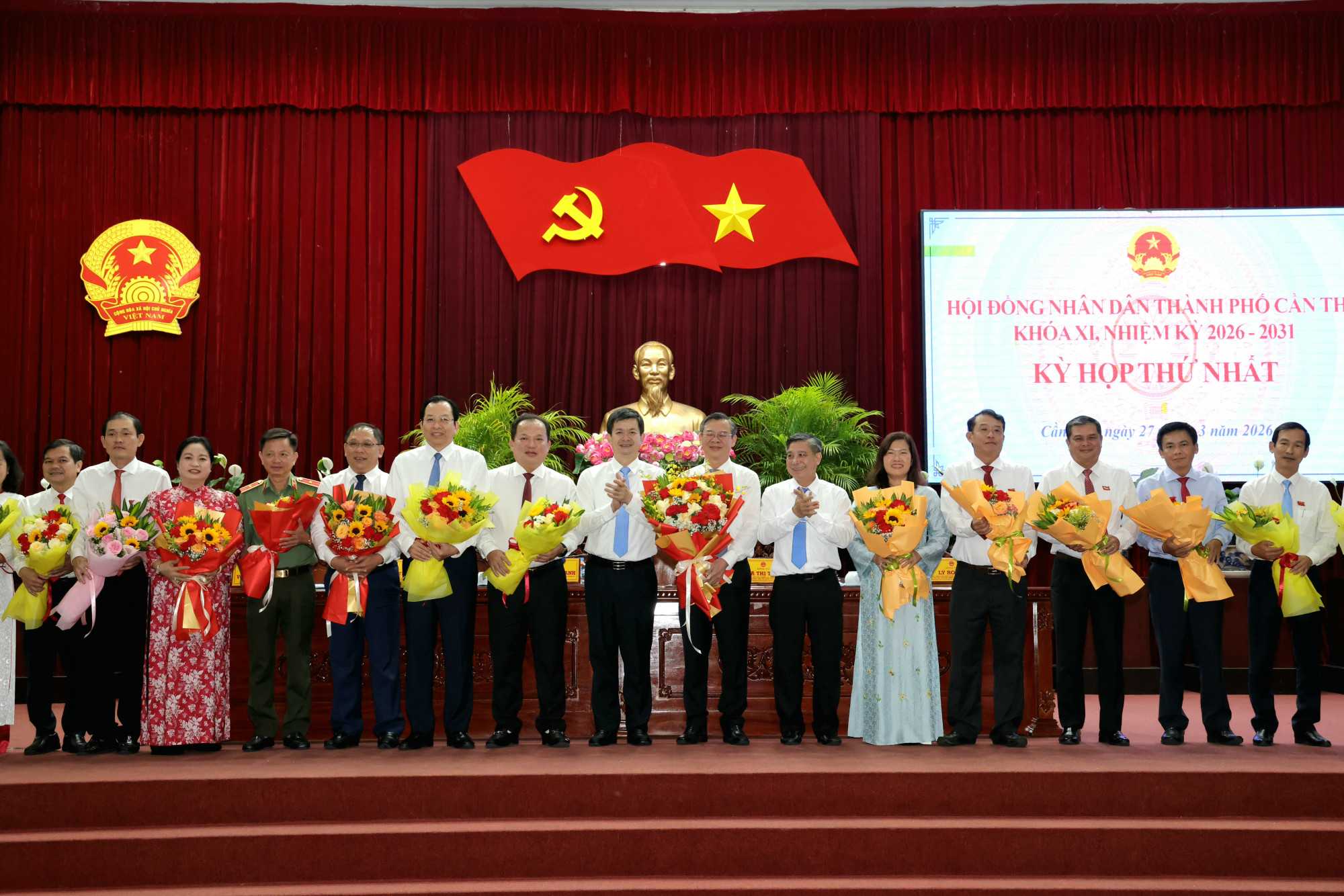 Lãnh đạo Thành ủy Cần Thơ tặng hoa chúc mừng Chủ tịch, các phó chủ tịch UBND TP Cần Thơ và các ủy viên UBND TP... Ảnh: CTV