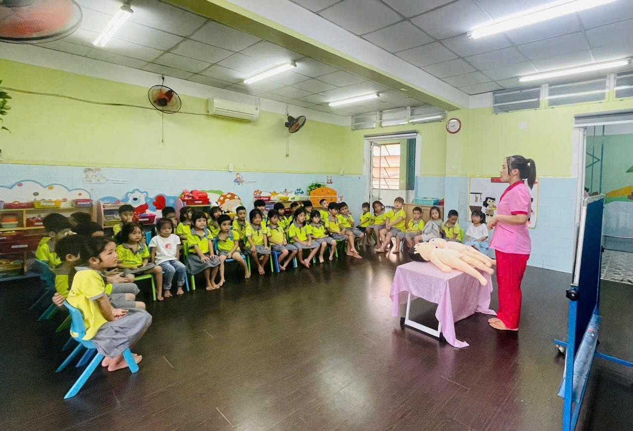 Cần thực hiện giáo dục giới tính ngay từ bậc mầm non Khi được tiếp cận đúng cách, trẻ không chỉ giảm sự tò mò mà còn dần hình thành kỹ năng,