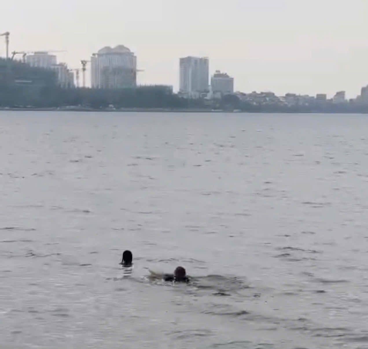 Không quản hiểm nguy, chiến sĩ Công an lao mình xuống nước cứu người