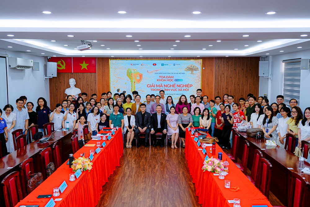 Ban tổ chức, các chuyên gia, nhà nghiên cứu, người thực hành trong lĩnh vực phát triển xã hội cùng các bạn trẻ đã chụp ảnh lưu niệm sau chương trình - Ảnh: Quỹ Khởi Sự Từ Tâm