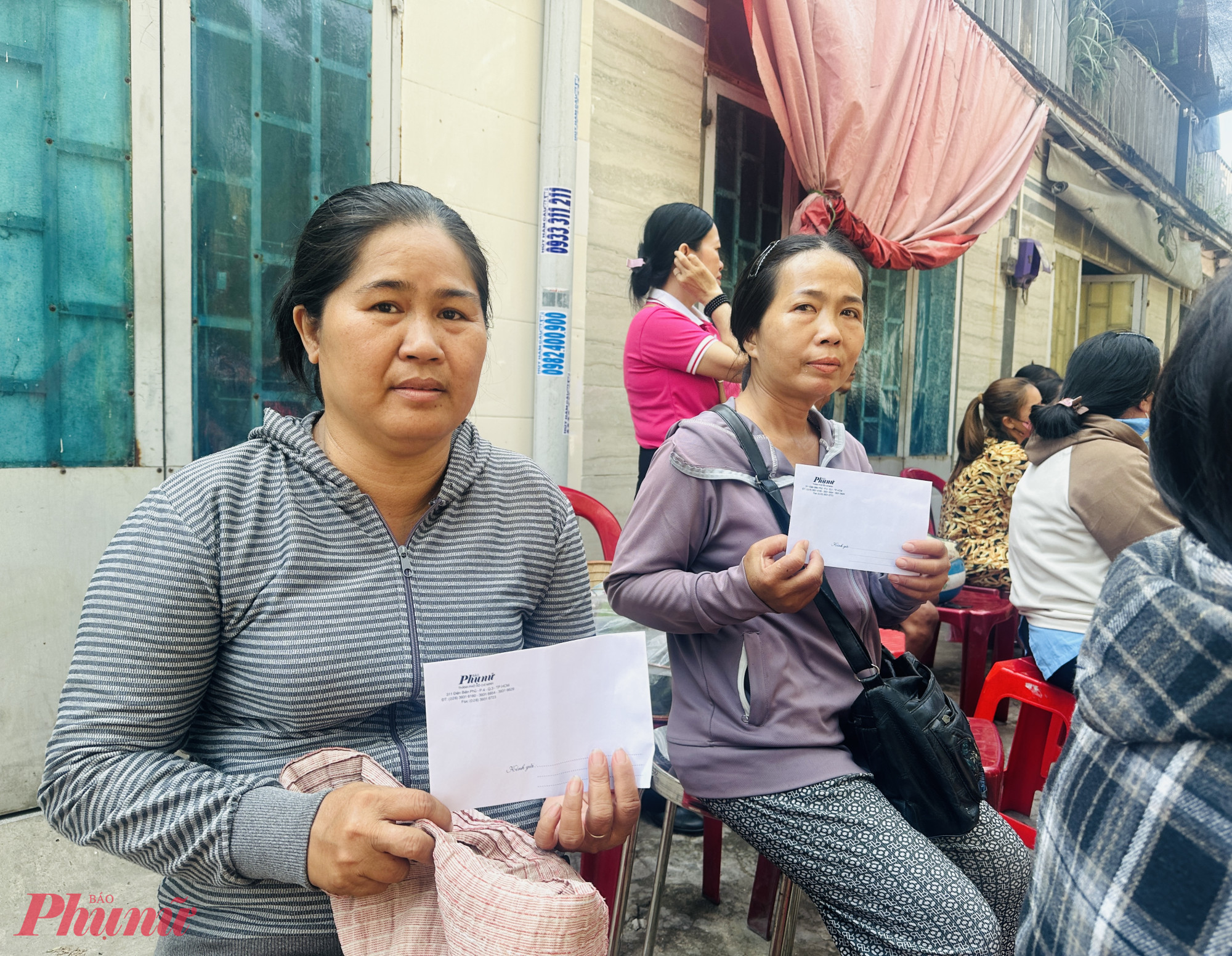 Bà Nguyễn Thị Kim Phượng (50 tuổi, ngụ ấp 1) làm nghề bán vé số. Do mắc bệnh tim nên cuộc sống của bà gặp nhiều khó khăn, thậm chí phải vay mượn để chữa bệnh. Mỗi ngày bà cố gắng bán khoảng 140 tờ vé số để trang trải cuộc sống. Tranh thủ bán được một ít vé số vào buổi sáng, bà Phượng vội quay về khu trọ để kịp nhận phần quà từ chương trình. Bà xúc động chia sẻ: “Phần quà này tôi rất quý và ấm lòng. Nhờ vậy tôi có thể đỡ được một phần chi phí ăn uống, sinh hoạt trong vài ngày tới. Tôi rất cảm ơn sự quan tâm, sẻ chia của các bạn đoàn viên, thanh niên Báo Phụ nữ TPHCM.”