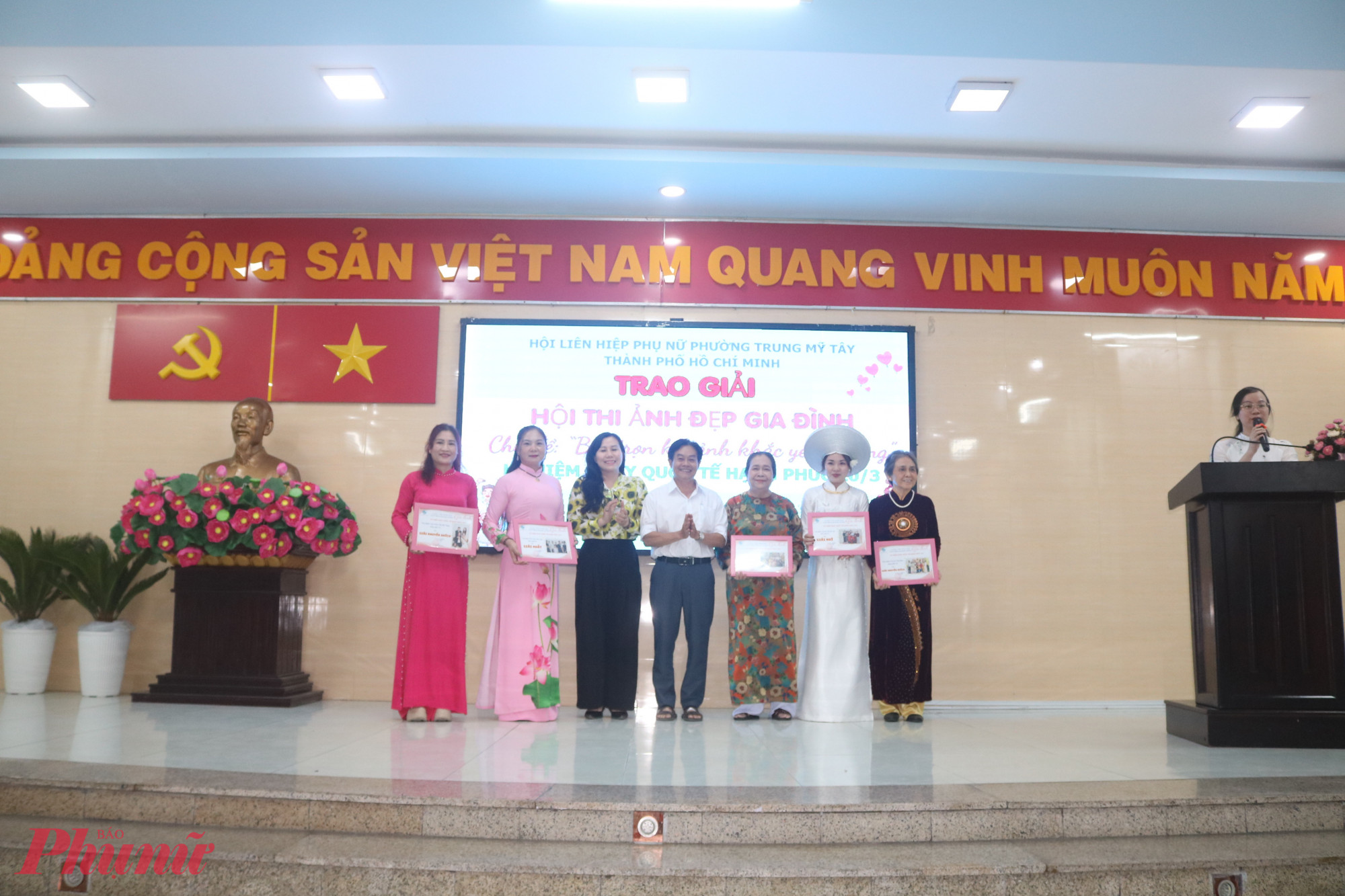 Hội LHPN phường Trung Mỹ Tây trao giải cuộc thi trực tuyến ảnh đẹp gia đình, trong đó ảnh của gia đình chị Trần Thu Nga (khu phố 46, phường Trung Mỹ Tây) đoạt giải nhất - Ảnh: Mẫn Nhi