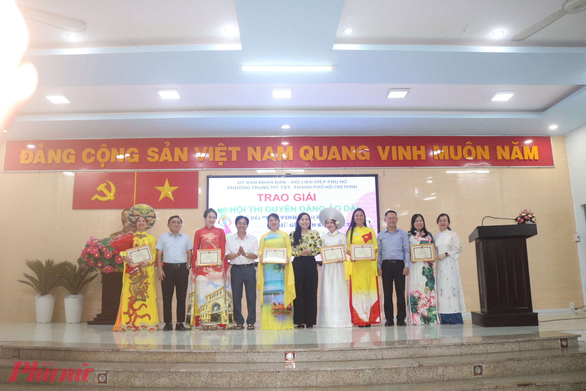 Ban tổ chức trao giải cho đại diện các đội thi - Ảnh: Mẫn Nhi