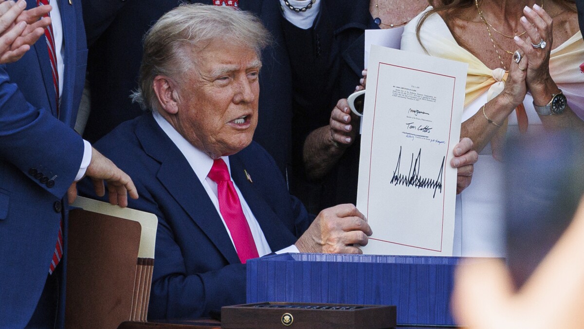 Lần đầu trong lịch sử 164 năm, tiền giấy Mỹ có chữ ký Tổng thống đương nhiệm - Ảnh: NY Post