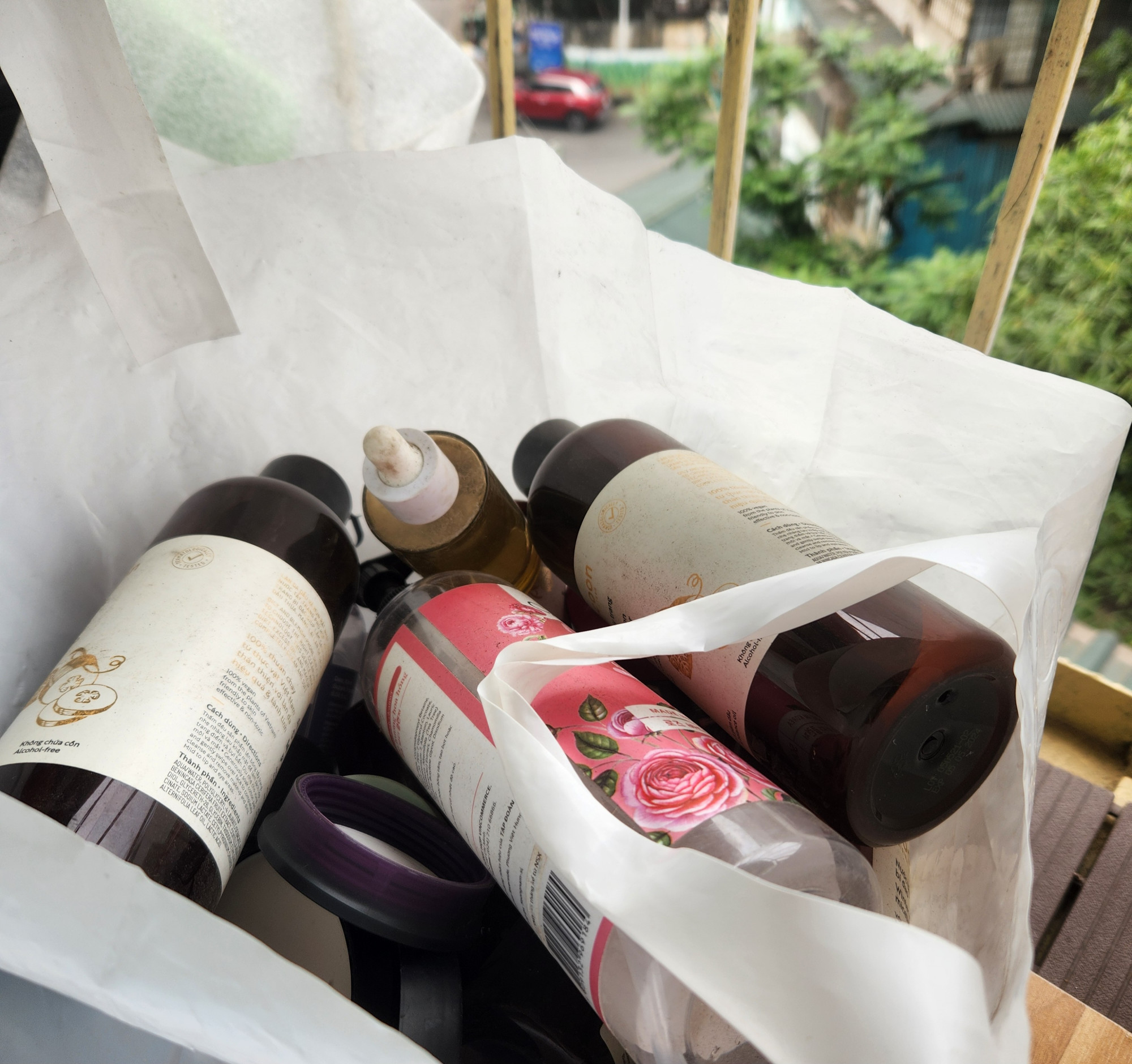 Chai lọ đã qua sử dụng được cất gọn 1 góc - Ảnh: T.A