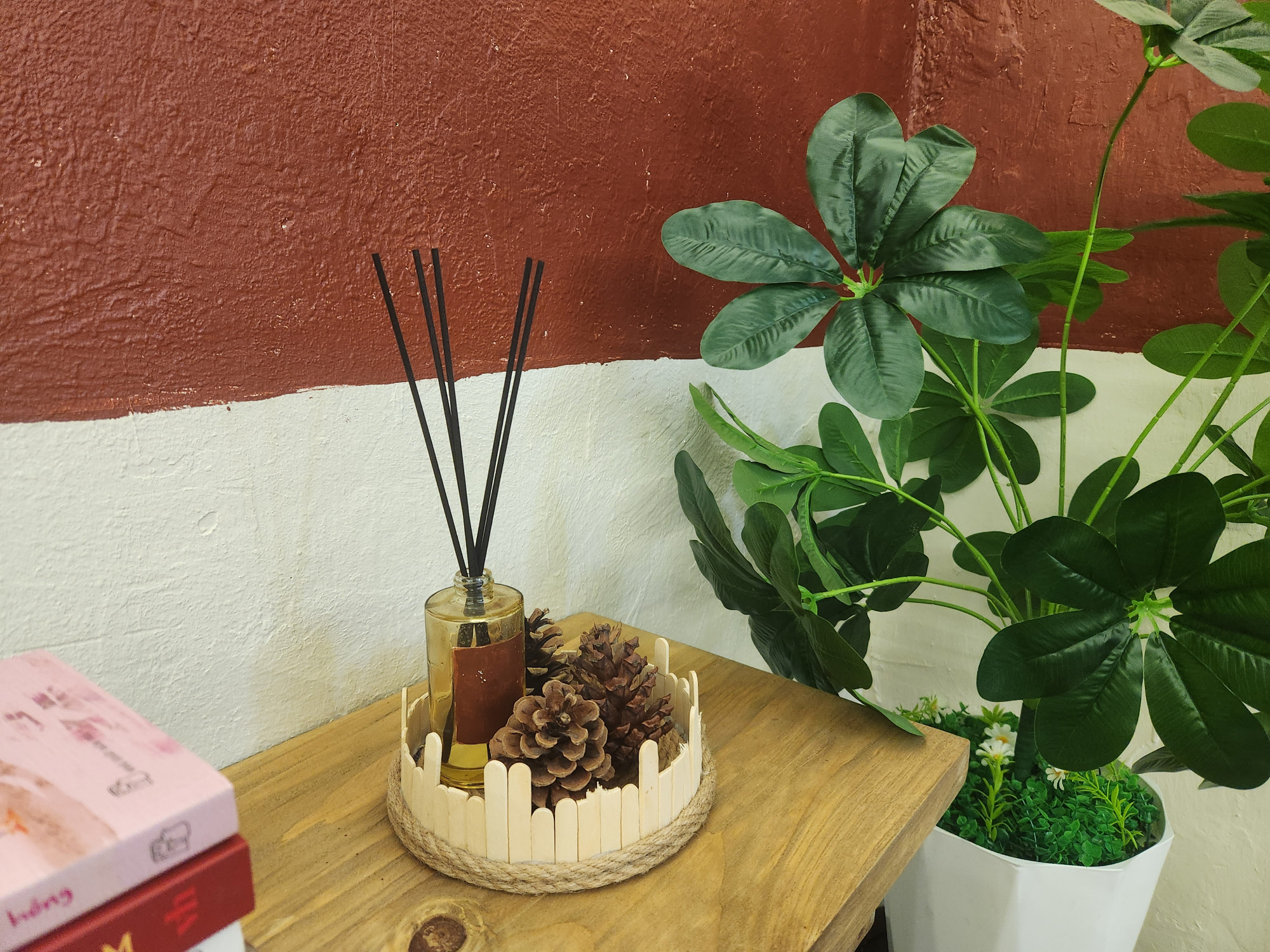 Lọ mỹ phẩm cũ được tái sử dụng dùng làm lọ khuếch tán tinh dầu thơm - Ảnh: T.A