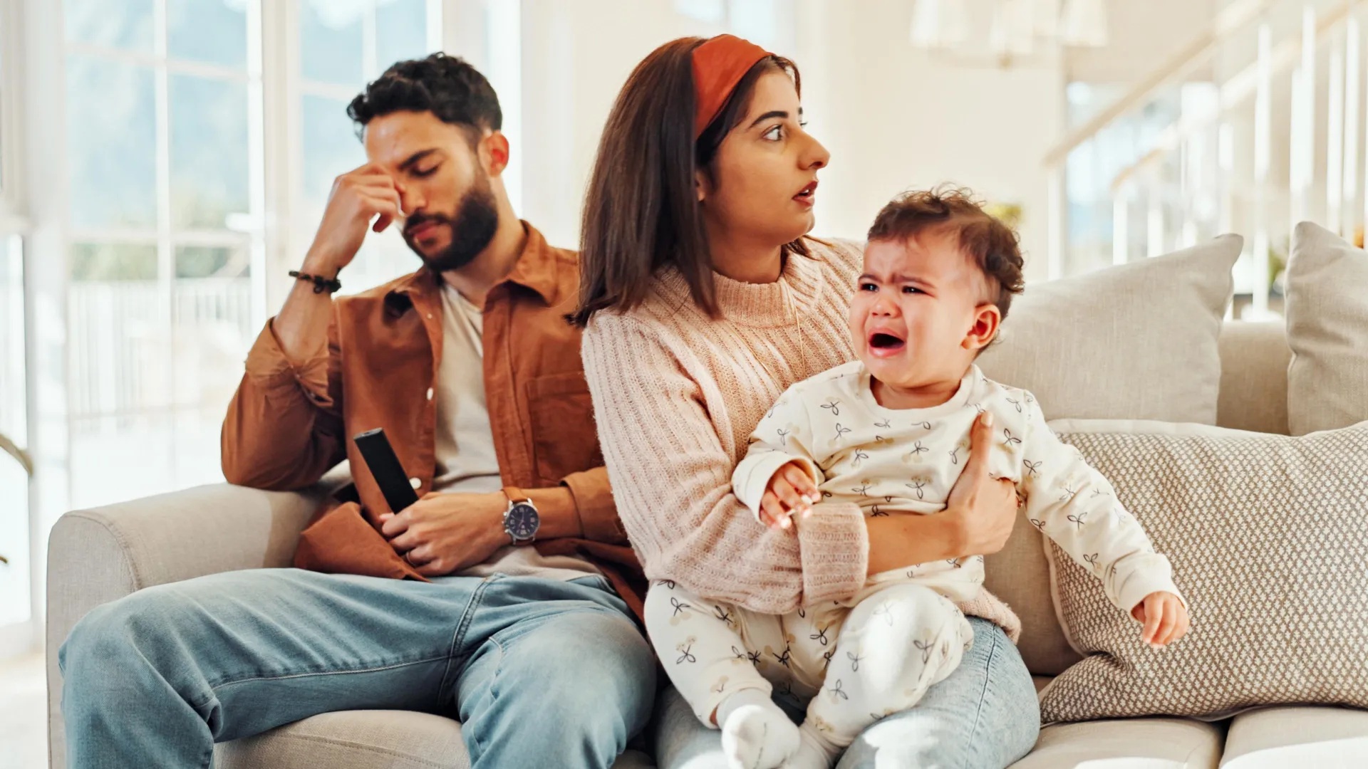 Tác động tiêu cực đến sức khỏe tinh thần của người cha có thể đạt mức cao nhất vào khoảng một năm sau khi em bé chào đời - Ảnh: Shutterstock