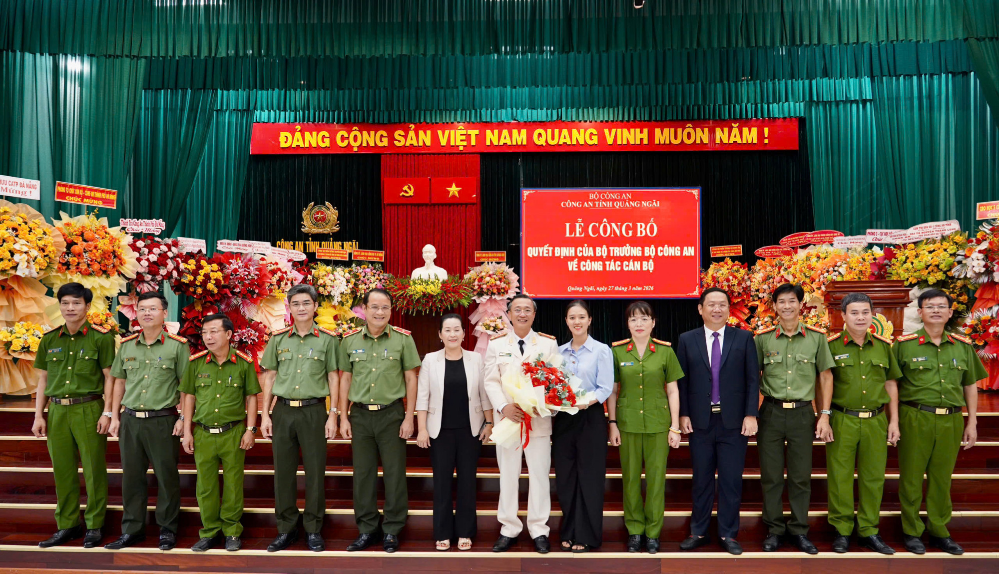 Lãnh đạo Tỉnh uỷ, UBND tỉnh và Công an tỉnh Quảng Ngãi chúc mừng đại tá Nguyễn Thành Long.