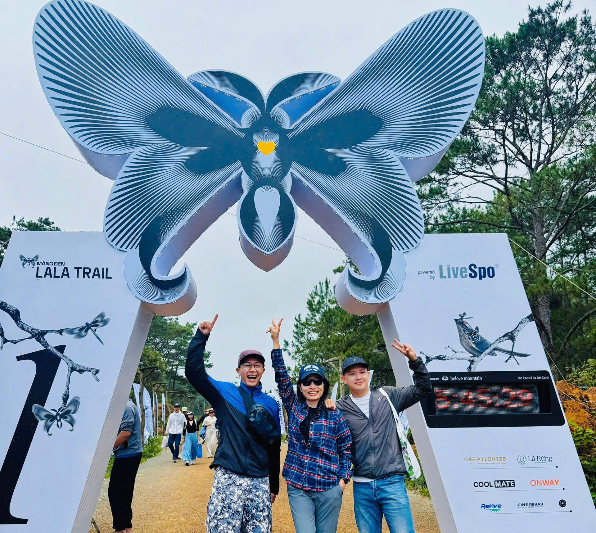 Chinh phục đường chạy trail 55km - hành trình vượt giới hạn của một U50 Tôi còn vô tình gặp lại những người em đã chạy chung ở các giải khác. Tay bắt mặt mừng, ai cũng hân hoan chúc nhau chạy tốt.