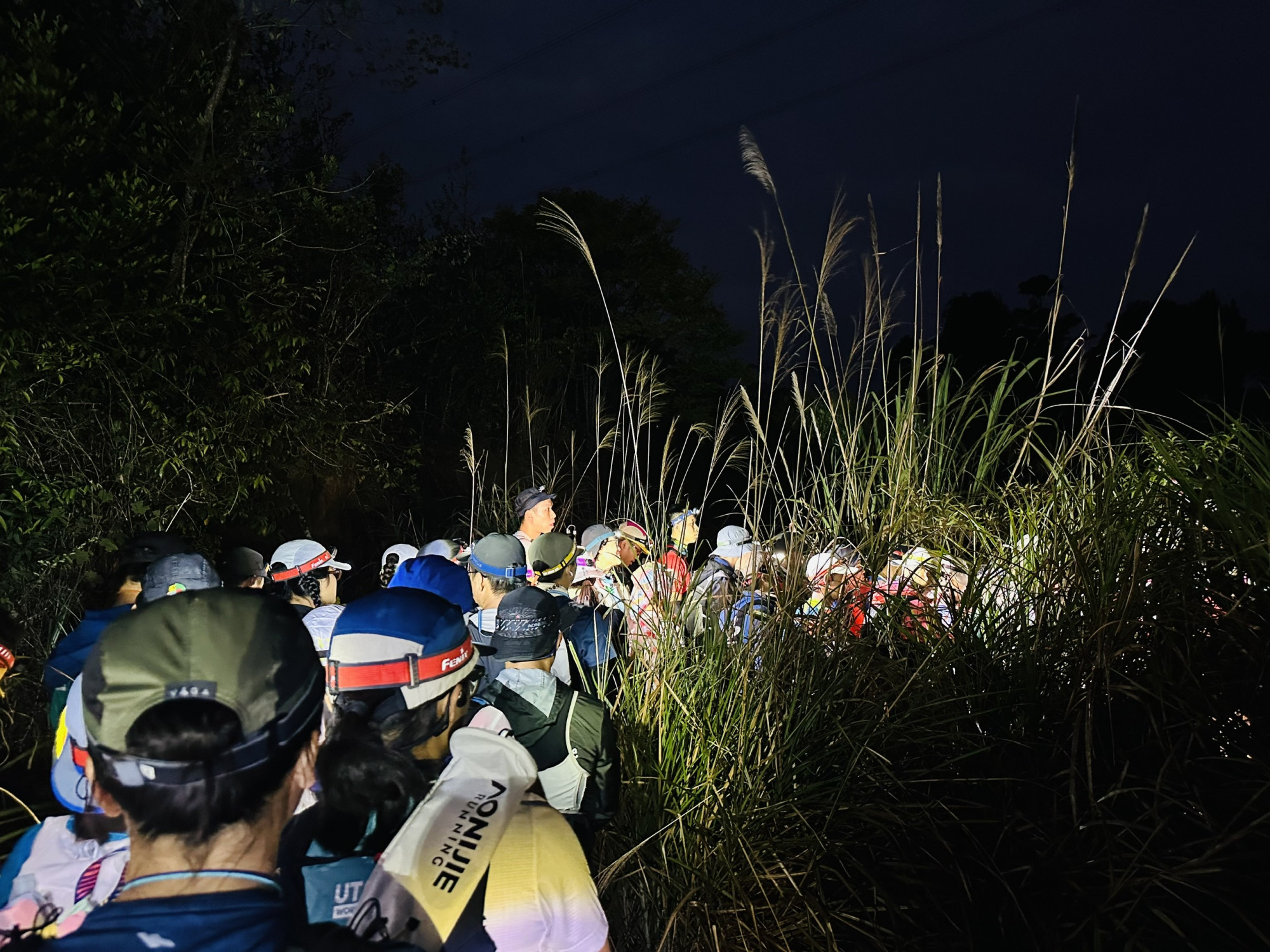 Chinh phục đường chạy trail 55km - hành trình vượt giới hạn của một U50 tôi lại chứng kiến cảnh “kẹt người”, một trải nghiệm rất riêng của chạy trail