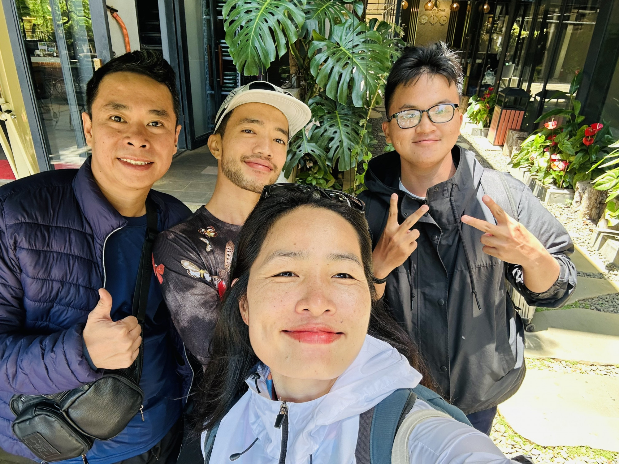 Chinh phục đường chạy trail 55km - hành trình vượt giới hạn của một U50 nhóm tôi gặp hôm đó có người chạy 25km, 55km, 75km và cả 100km