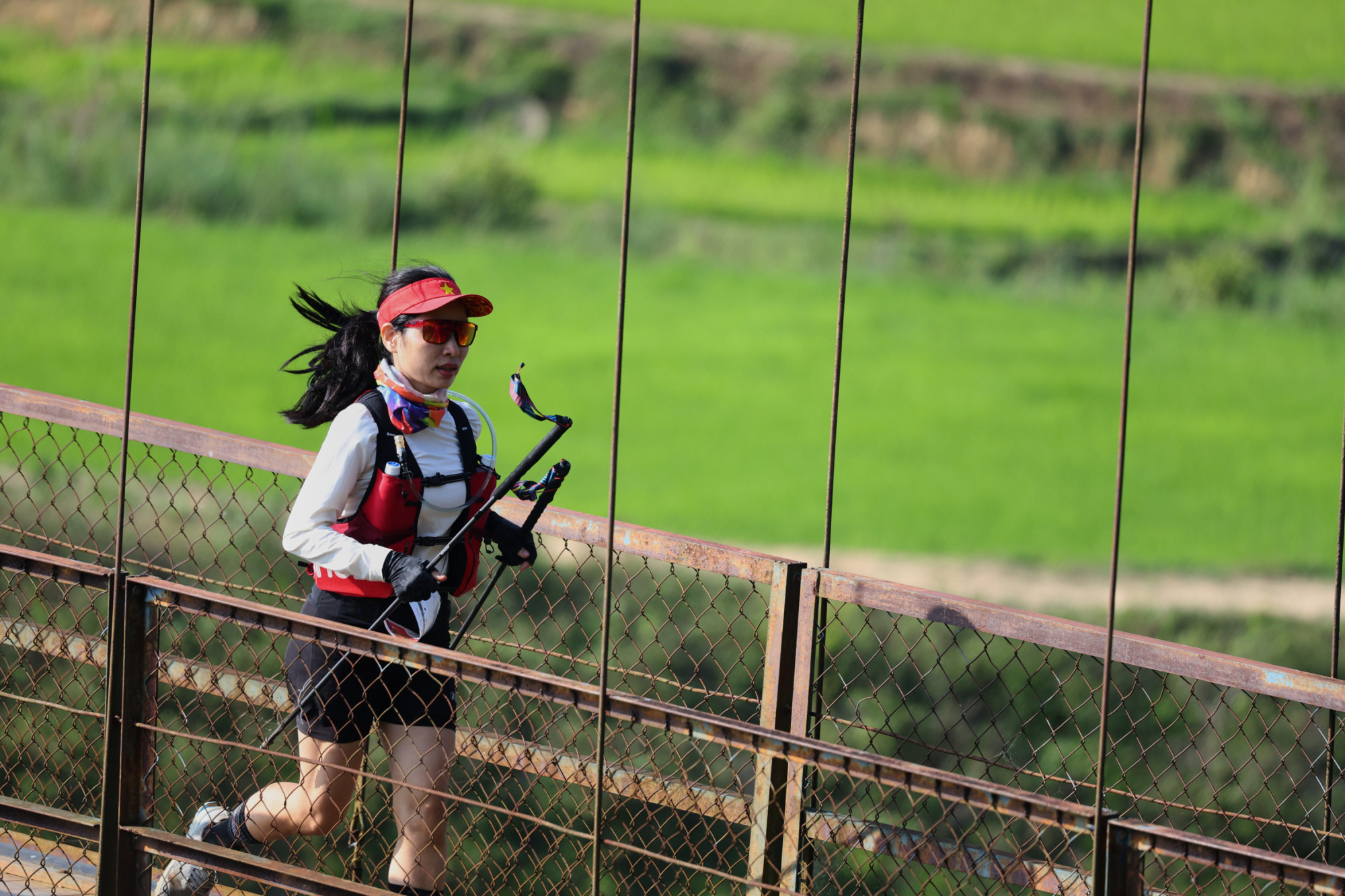 Chinh phục đường chạy trail 55km - hành trình vượt giới hạn của một U50 Đường chạy trail ở Măng Đen rất đa dạng. Có rừng cây, có ruộng bậc thang, những thảm mạ non xanh mướt, có chiếc cầu treo Kon Tu Rằng đung đưa theo từng bước chân.