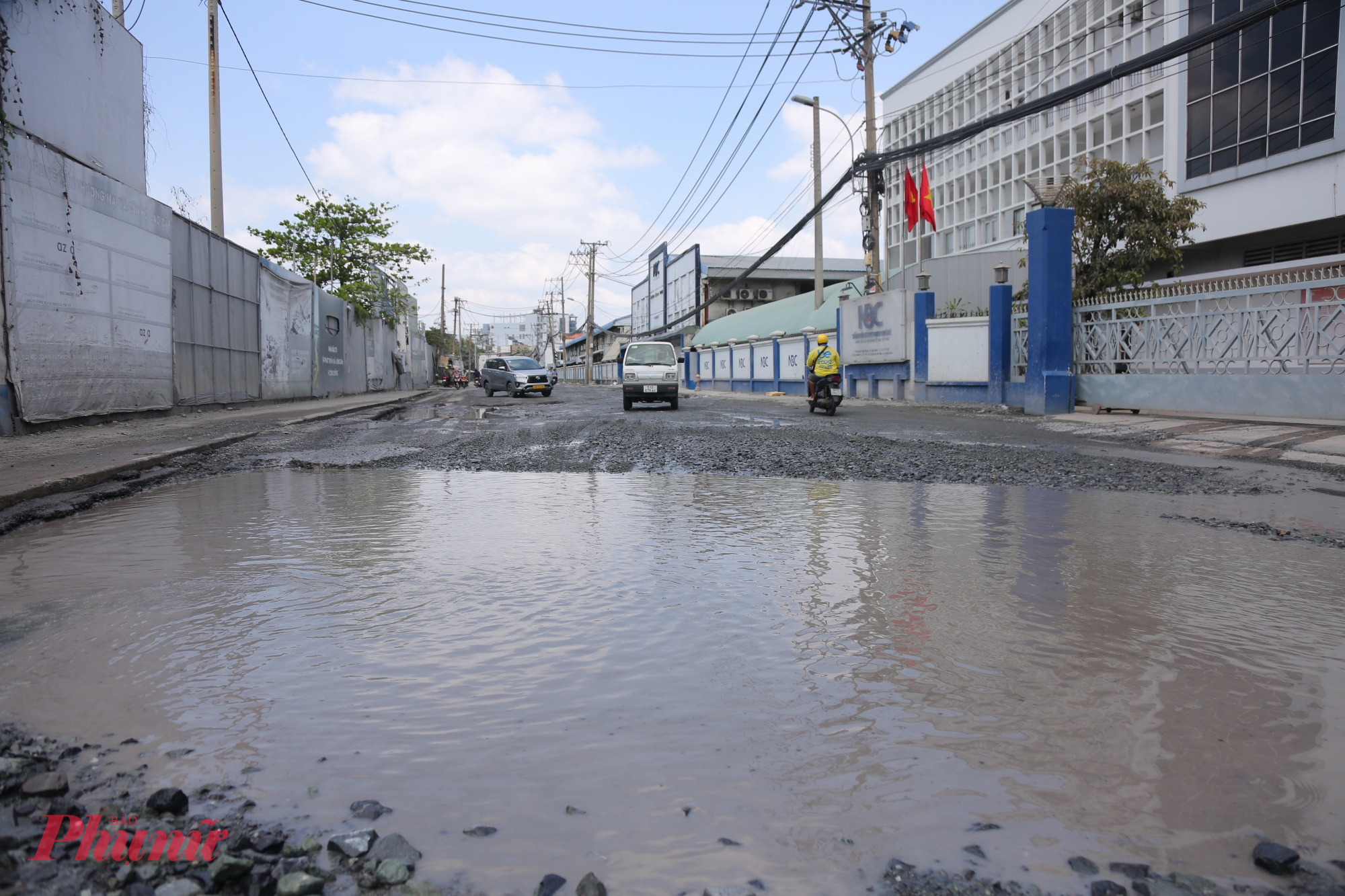 Theo ghi nhận, tình trạng xe “mắc cạn” xảy ra thường xuyên, buộc nhiều tài xế phải gọi xe cứu hộ để đưa phương tiện ra khỏi khu vực hư hỏng.