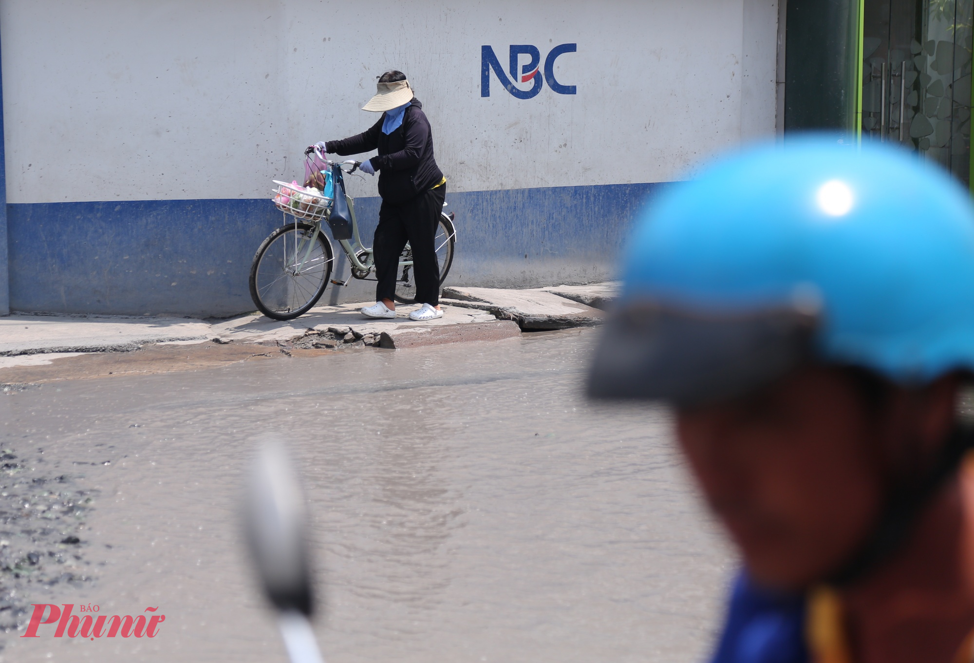 Không chỉ ảnh hưởng đến các doanh nghiệp tại cảng, nhiều người dân gần đó cũng bị ảnh hưởng trong việc đi lại khi di chuyển qua đường Bến Nghé