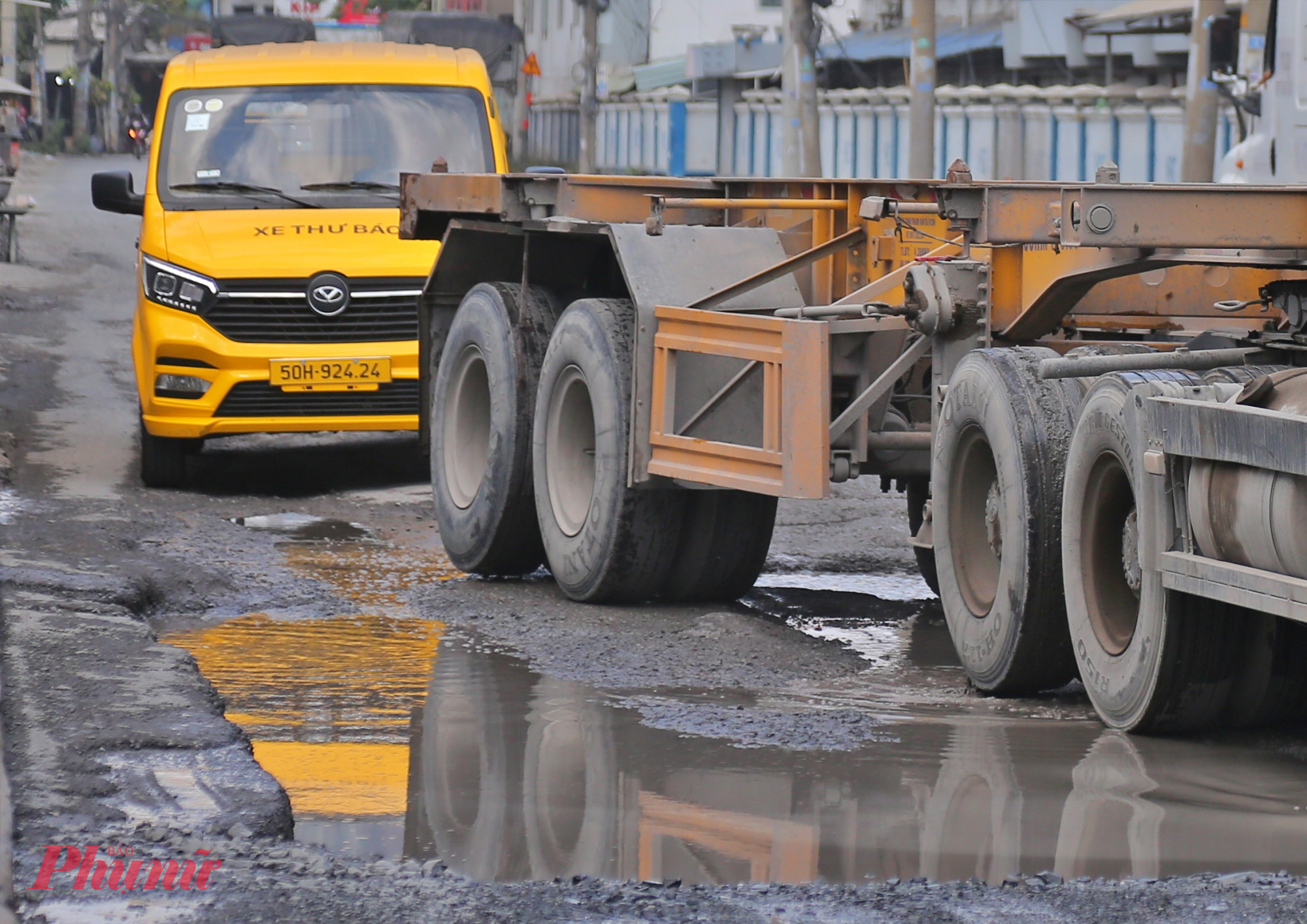 Bánh xe container bị vênh lên khi qua những hố voi trên đường Bến Nghé