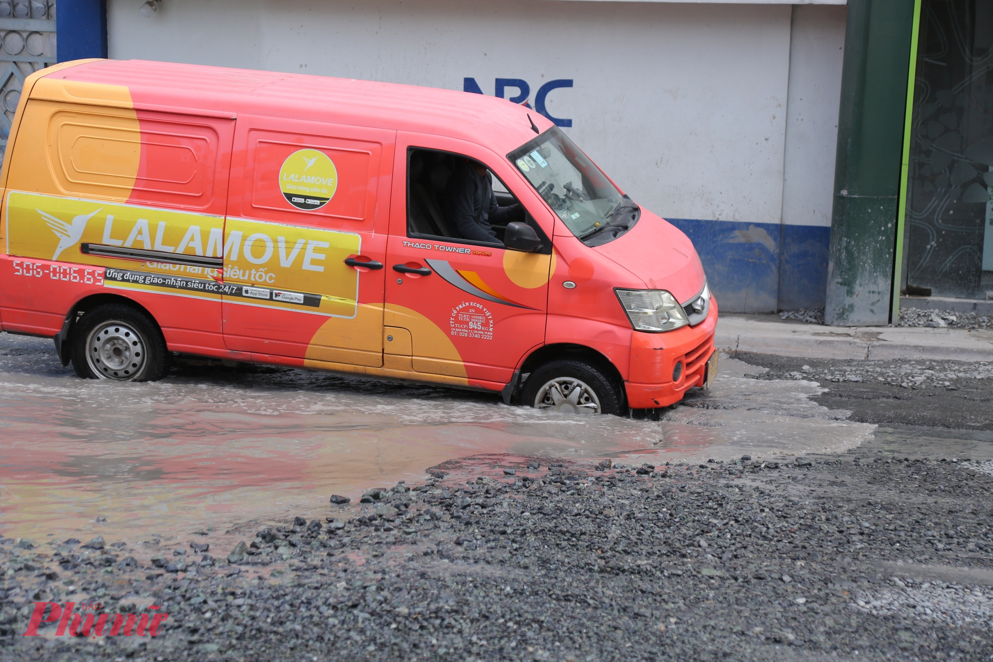 Một xe van chở hàng bị sụp hố 