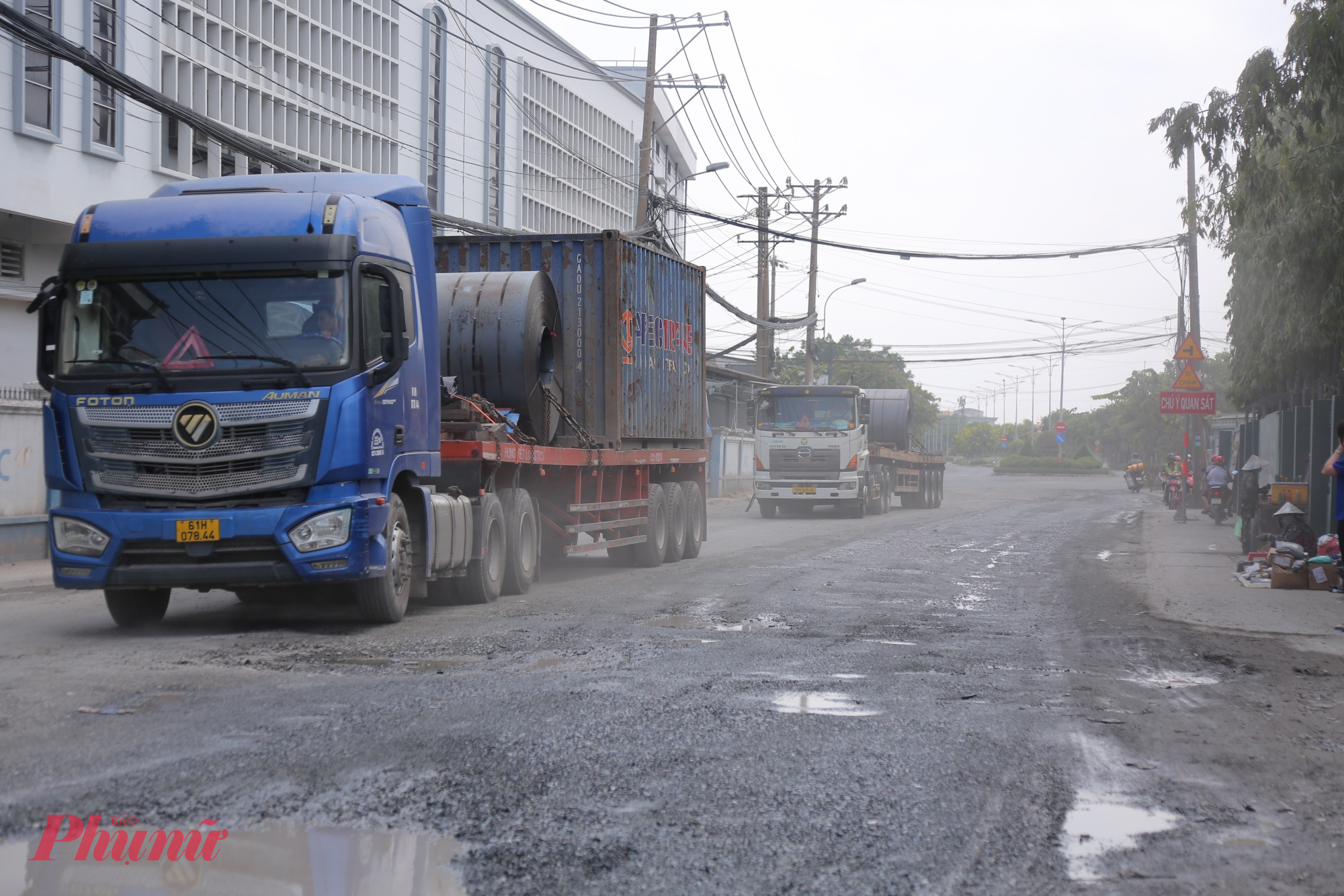 Lưu lượng xe tải, container ra vào liên tục khiến mặt đường nhanh xuống cấp, trong khi hệ thống thoát nước chưa đáp ứng, dẫn đến tình trạng hư hỏng tái diễn sau mỗi đợt triều cường.