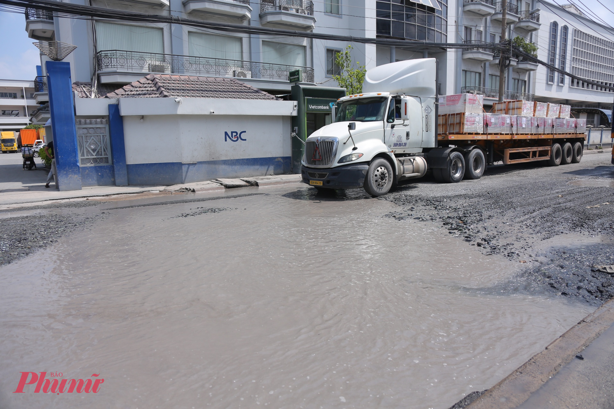 Ngay cả xe tải và container cũng phải di chuyển chậm, thận trọng khi qua khu vực này.