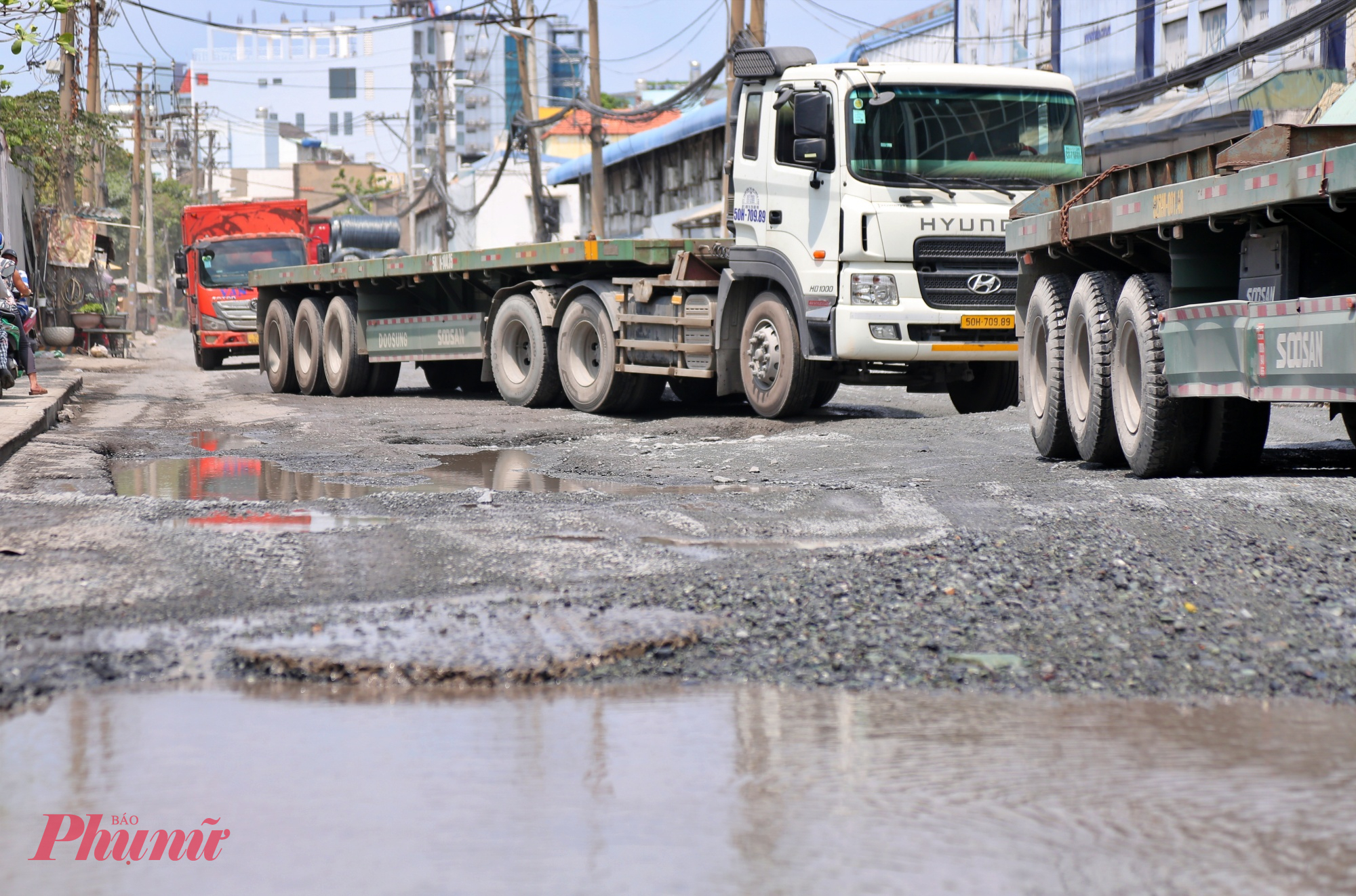 Anh Tuấn Thảo - tài xế container thường xuyên ra vào khu vực cảng, cho biết: “Chạy đoạn này lúc nào cũng phải căng mắt nhìn đường. Nhiều ổ voi sâu, nếu không quen là dễ sụp ngay, hư xe như chơi. Tôi không thể lái theo đường thẳng, mà phải đi ziczac để né ổ voi. Nước ngập che hết ổ voi, nhiều tài xế chạy tới mới biết thì đã trễ, xe dễ chết máy”.