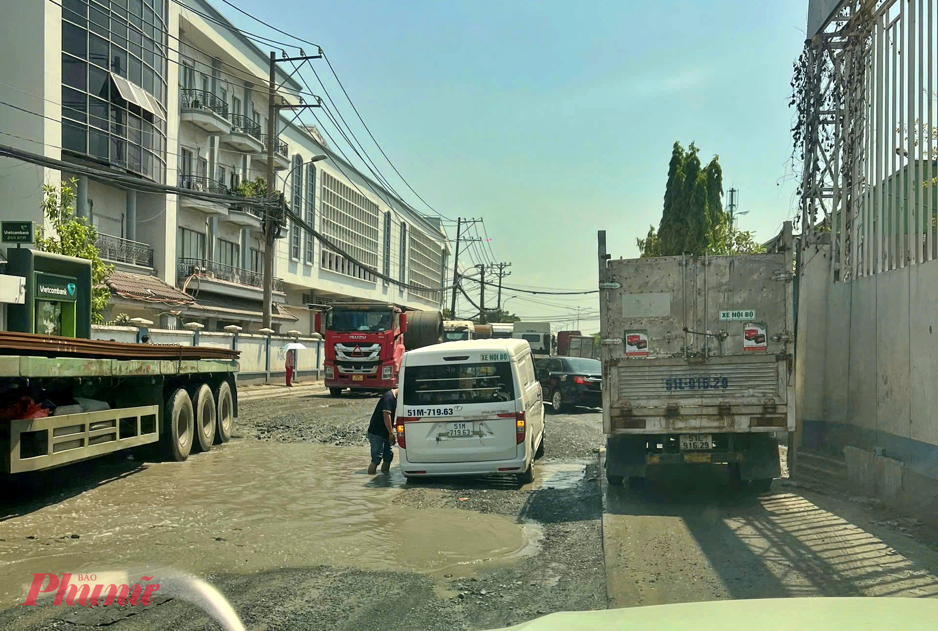 Không ít ô tô con khi lưu thông qua đây đã bị sụp hố, chết máy giữa đường. 