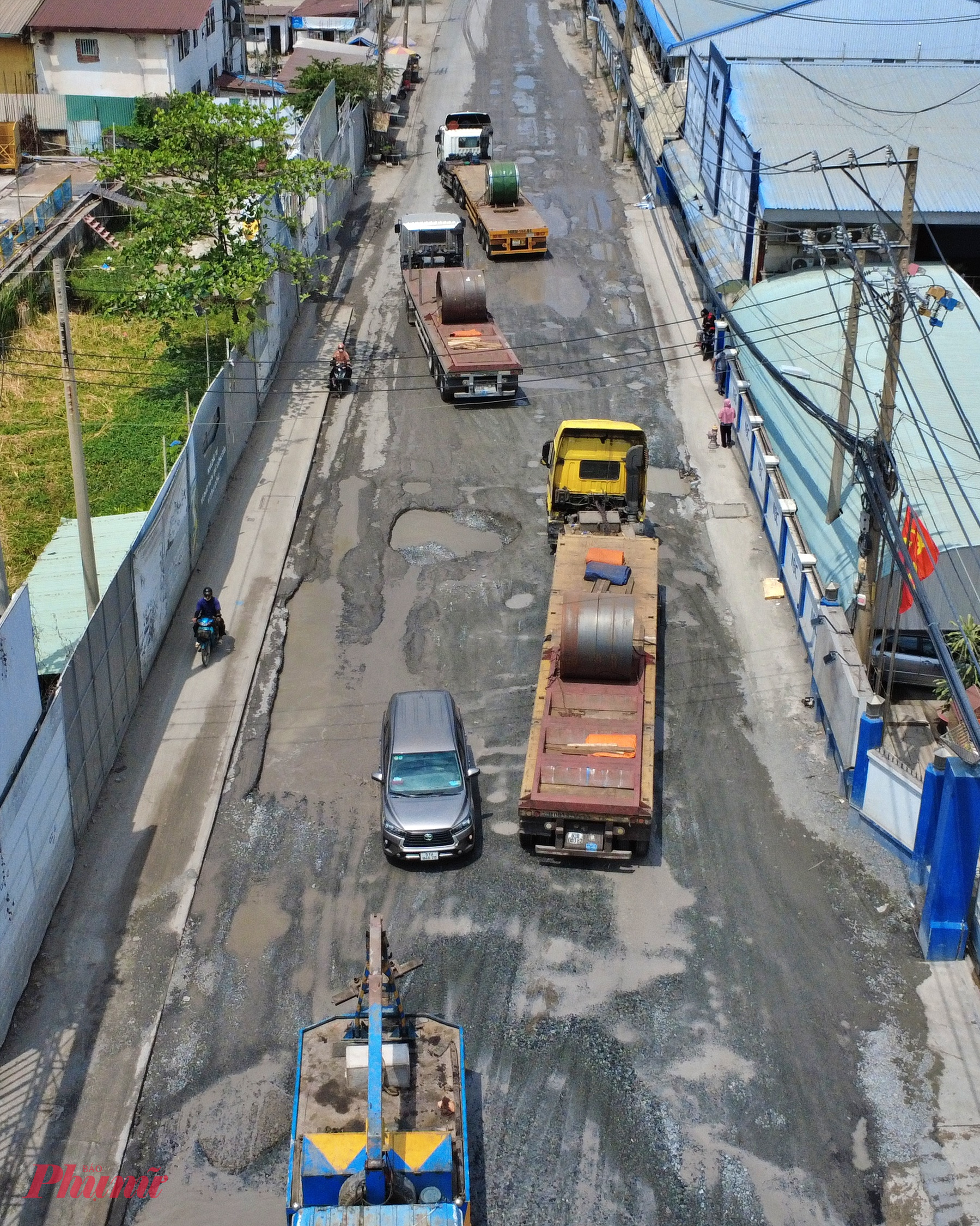Những ngày qua, mặt đường xuất hiện dày đặc ổ voi, ổ gà, nhiều vị trí hư hỏng sâu và lầy lội.