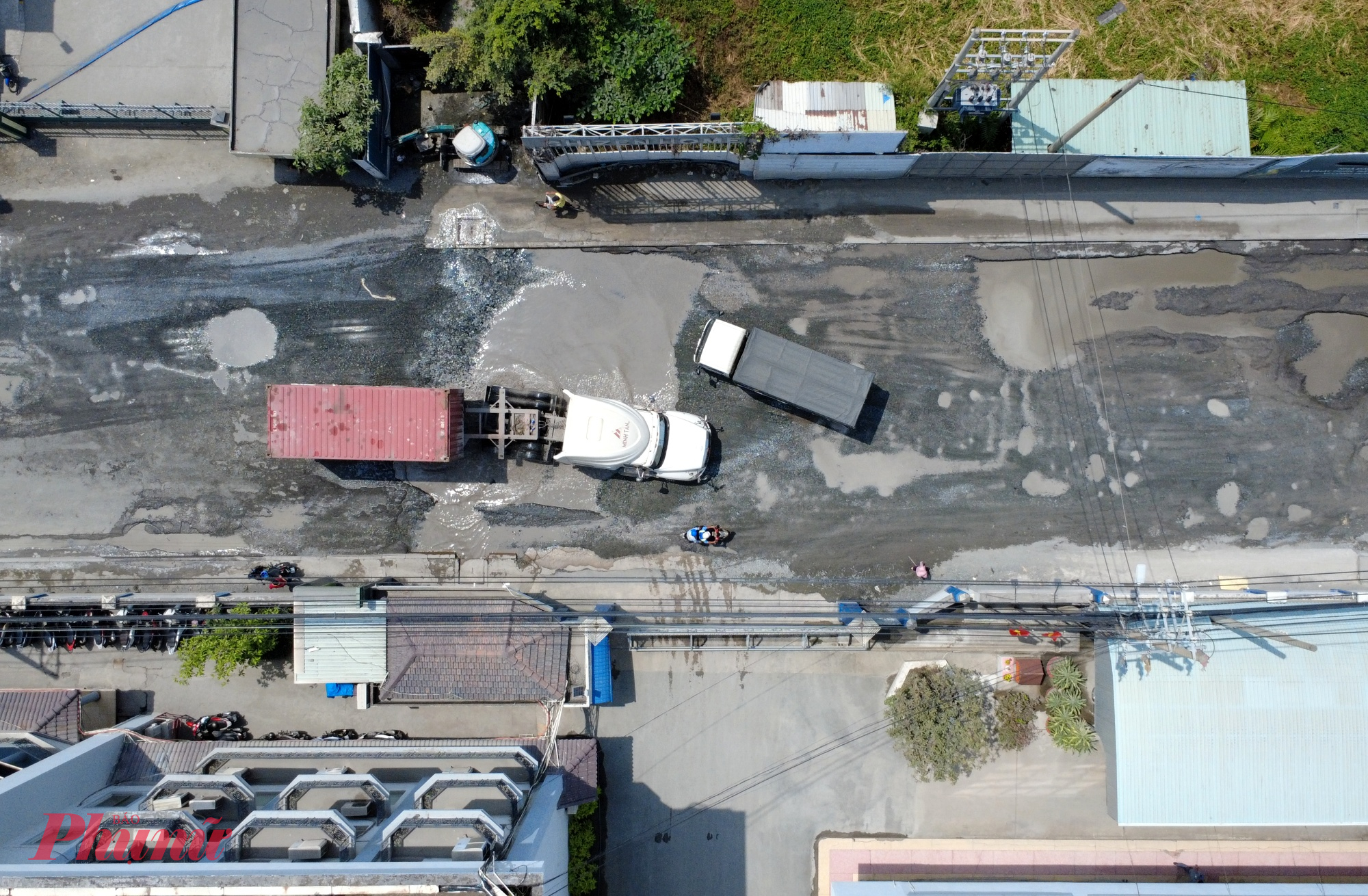 Theo người dân, tình trạng xe chết máy diễn ra thường xuyên. Mỗi khi triều cường dâng, nước ngập các hố sâu khoảng 30cm khiến mặt đường trở thành “bẫy” nguy hiểm. 