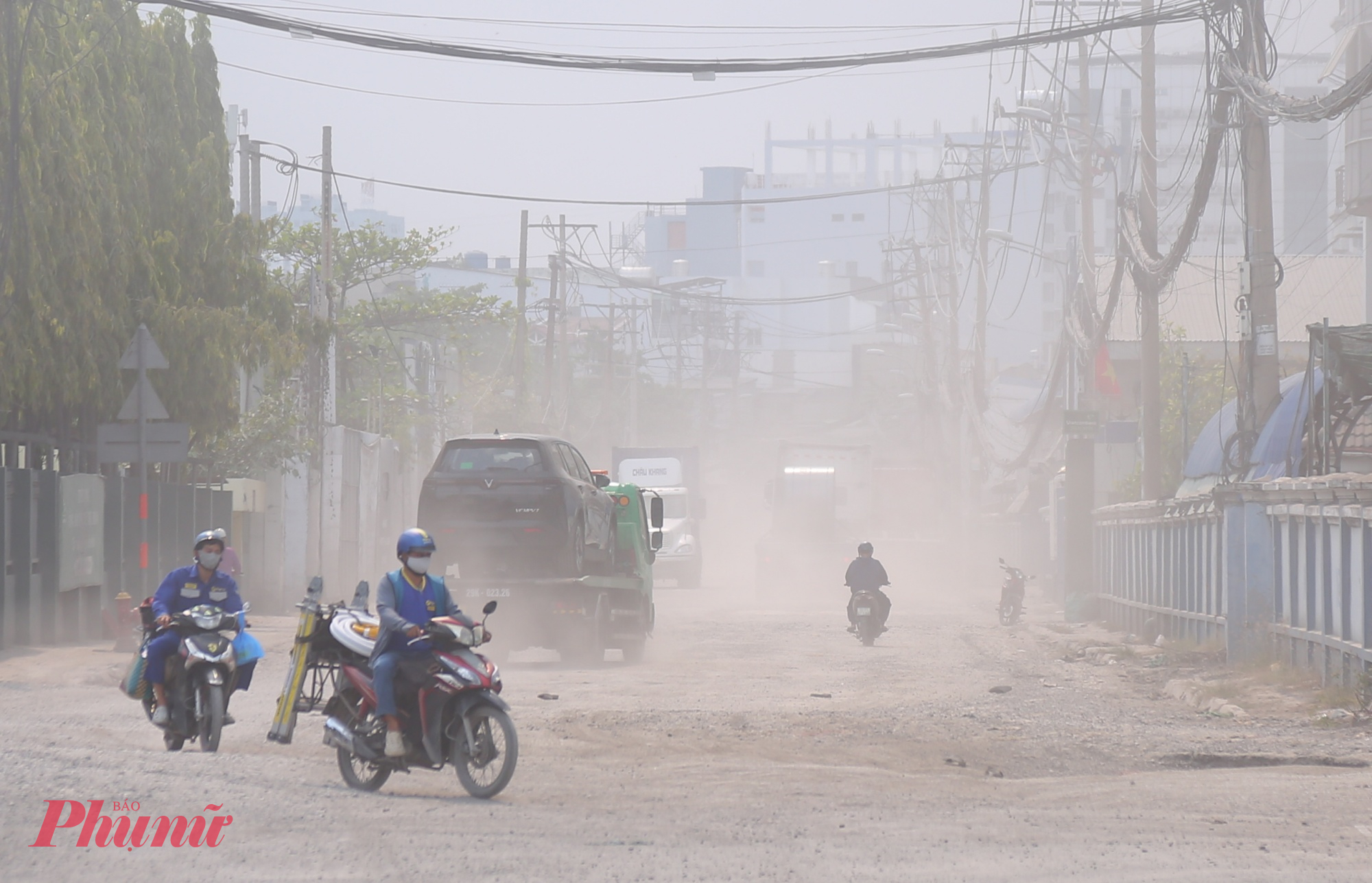 Khi nước rút, mặt đường khô lại, bụi bay mù mịt, ảnh hưởng lớn đến sinh hoạt của người dân xung quanh.