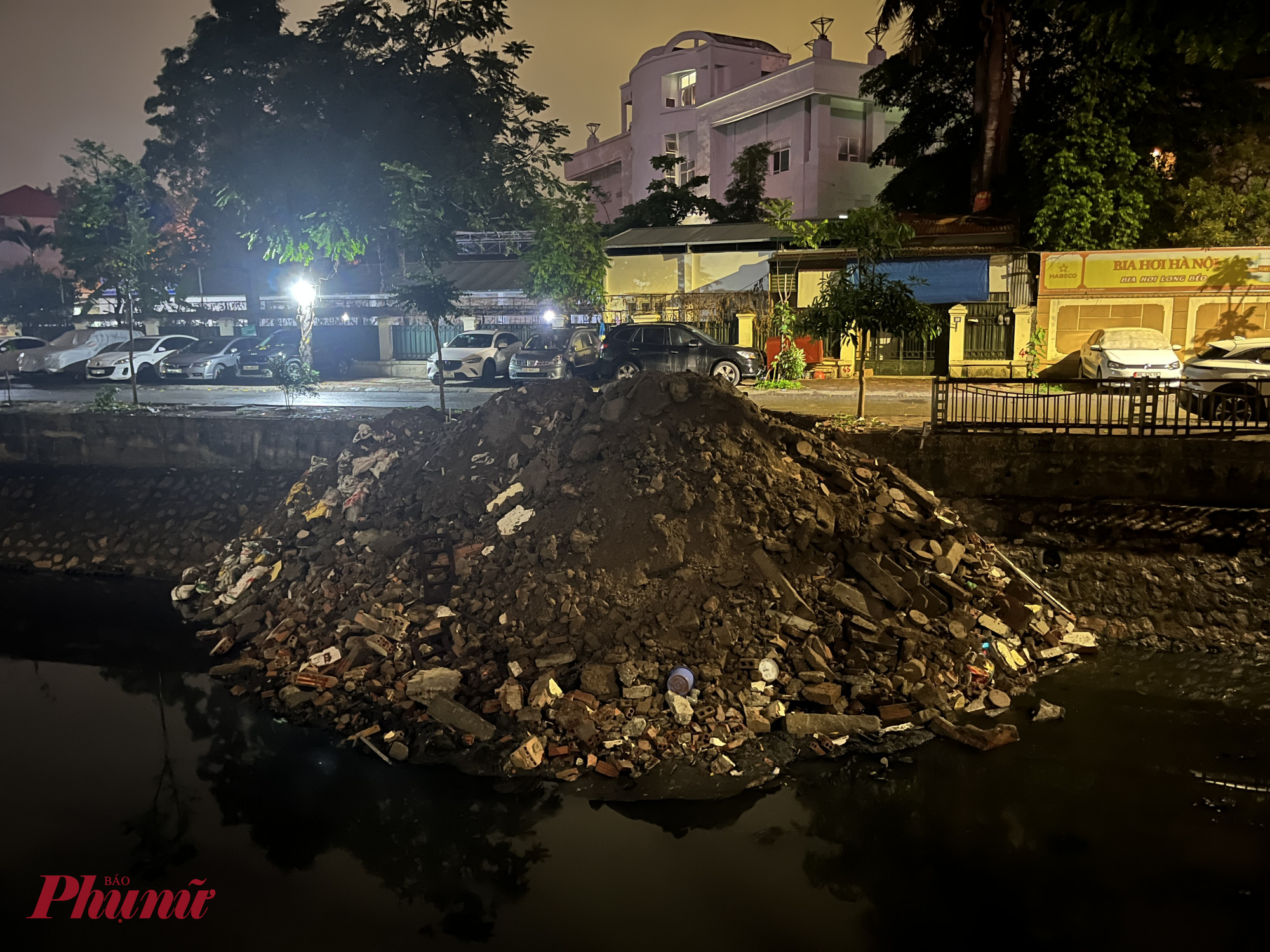 Hàng chục tấn rác thải xây dựng bị đổ trộm xuống lòng sông trong đêm.