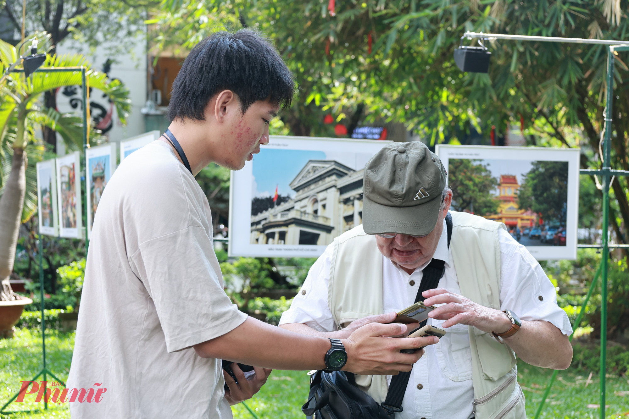 Bạn sinh viên giới thiệu với hoạ sĩ người Pháp về Hội quán Nghĩa An 