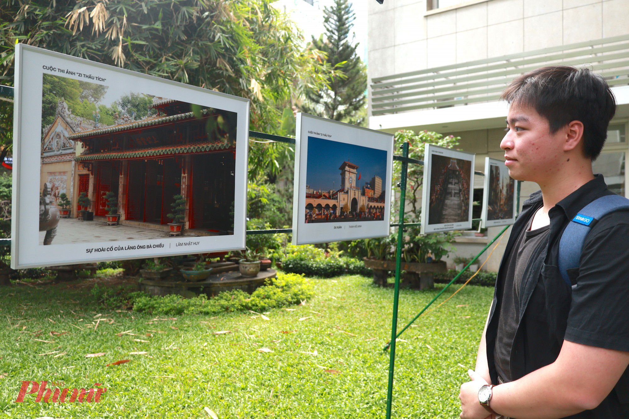 Lâm Nhật Huy cùng với tác phẩm về Lăng Ông Bà Chiểu 